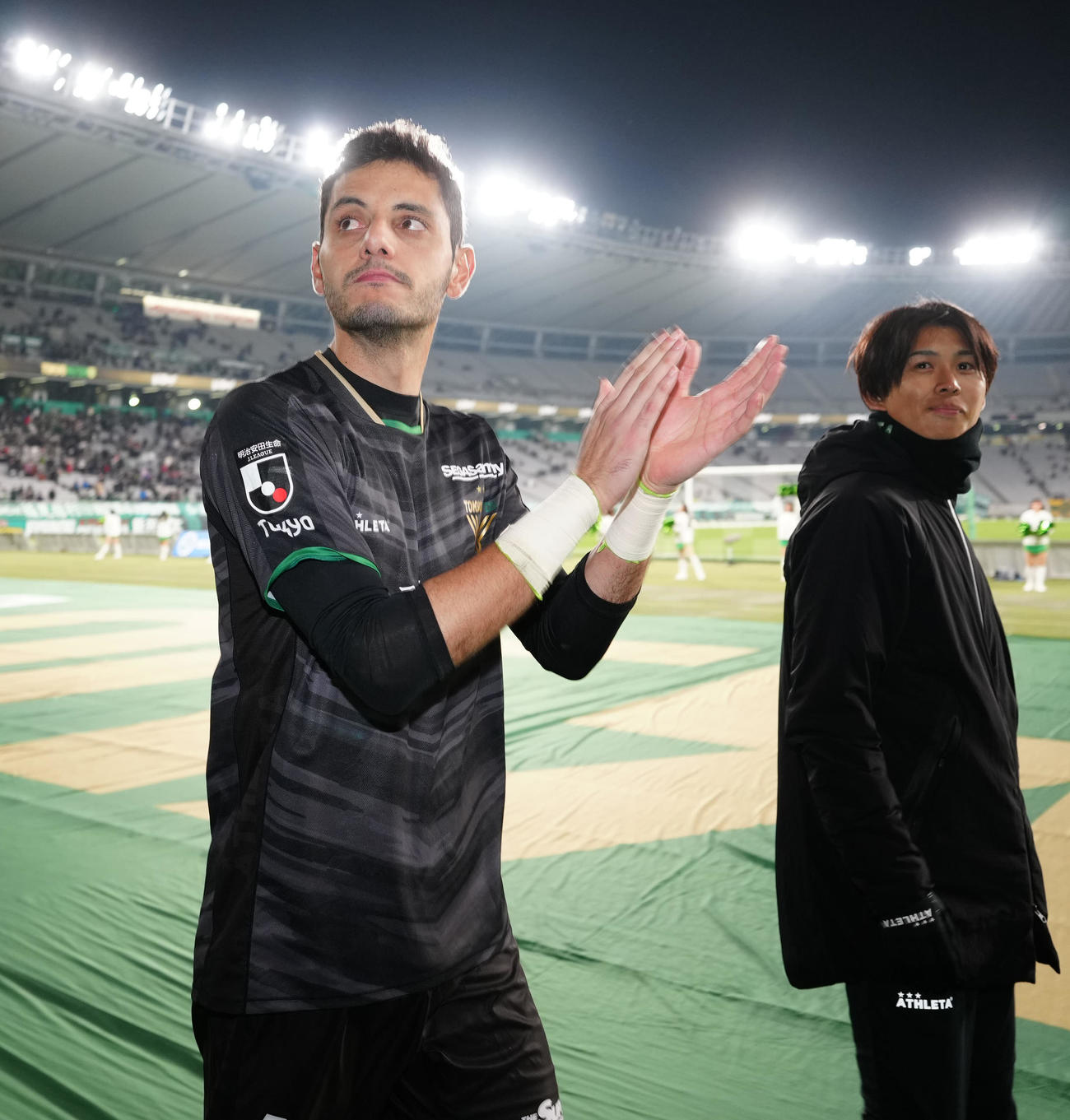 東京V対千葉　試合後、サポーターの声援に応える東京V・GKマテウス（左）（撮影・江口和貴）