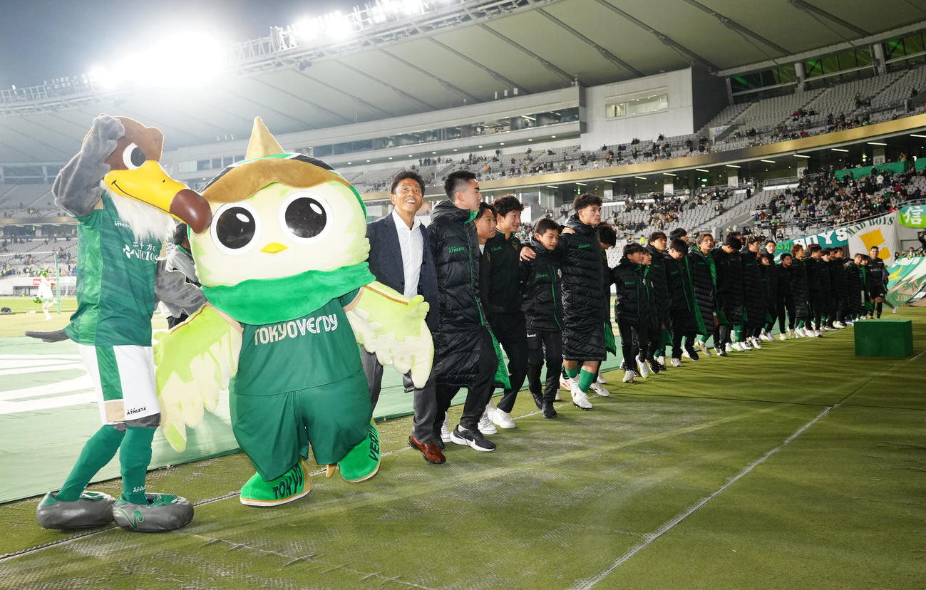 東京V対千葉　試合後、サポーターと勝利を喜ぶ東京Vの選手たち（撮影・江口和貴）