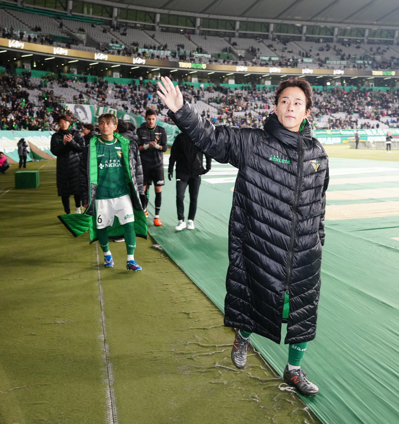 東京V対千葉　試合後、サポーターにあいさつする東京V森田（撮影・江口和貴）