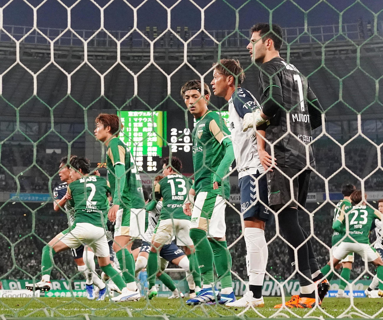 東京V対千葉　後半、CKでゴールを守る東京V・GKマテウス（右端）（撮影・江口和貴）