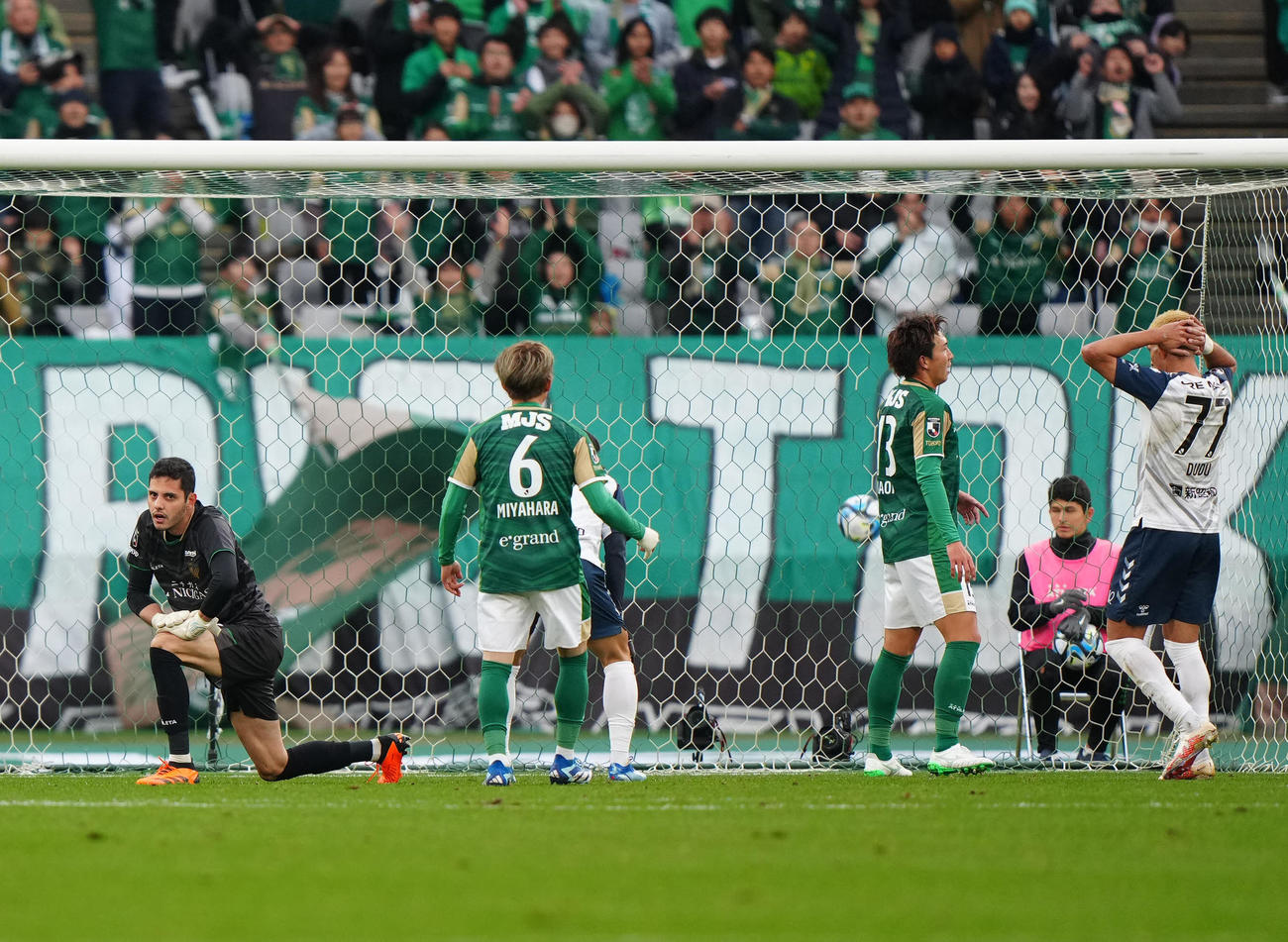 東京V対千葉　前半、シュートをセーブした東京V・GKマテウス（左端）（撮影・江口和貴）