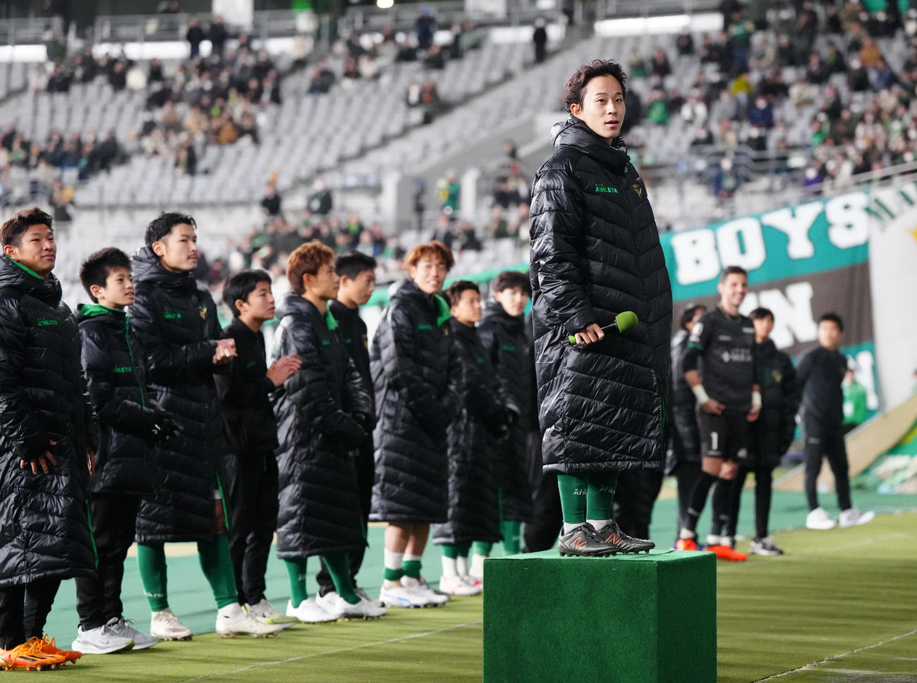 東京V対千葉　試合後、サポーターにあいさつする東京V森田（撮影・江口和貴）