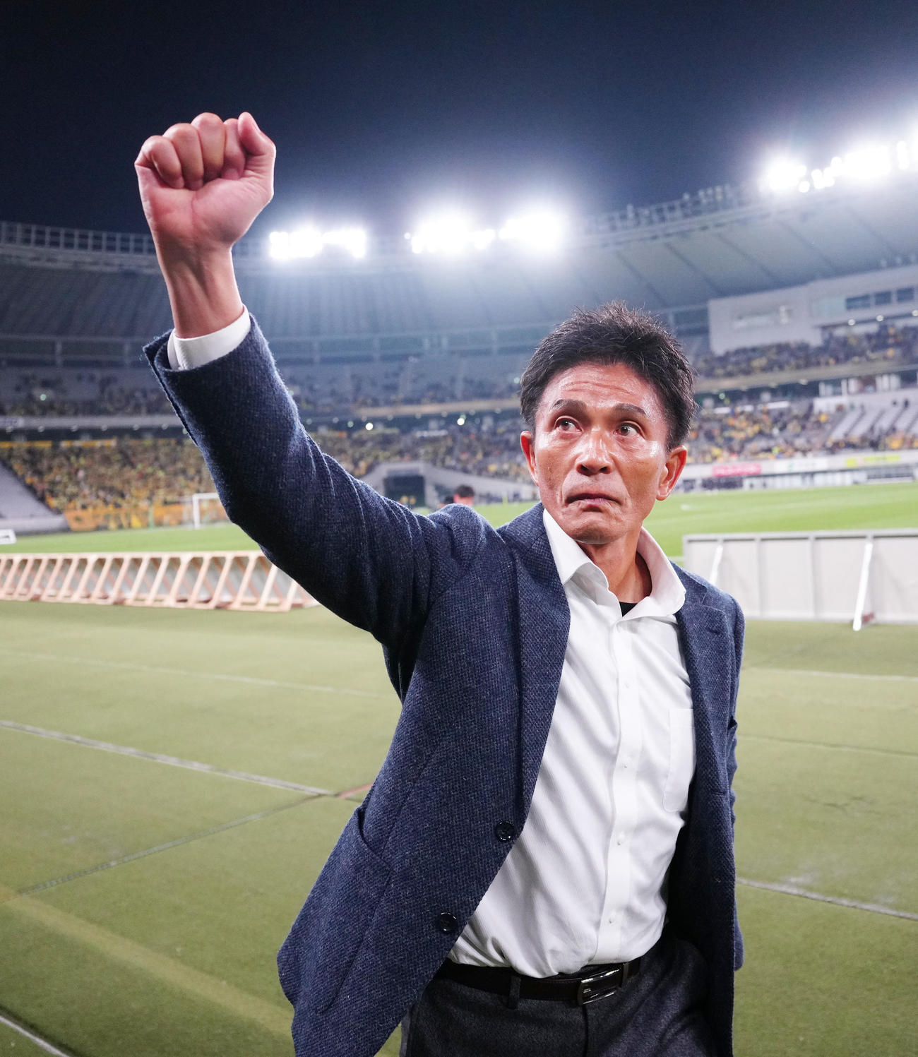 東京V対千葉　試合後、サポーターにガッツポーズを見せる東京V城福監督（撮影・江口和貴）