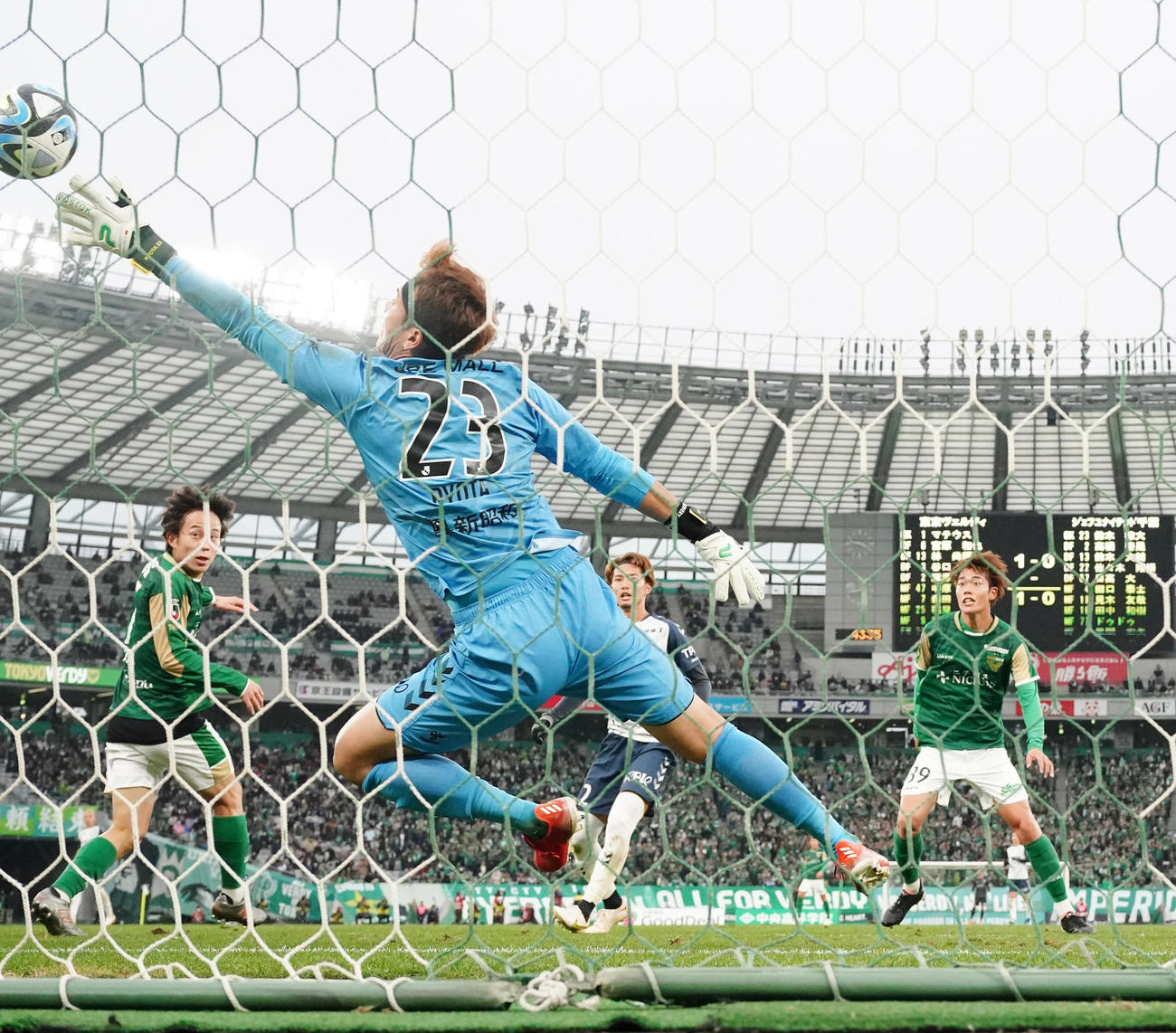 東京V対千葉　前半、ヘディングでゴールを決める東京V森田（左）。中央は千葉GK鈴木椋（撮影・江口和貴）