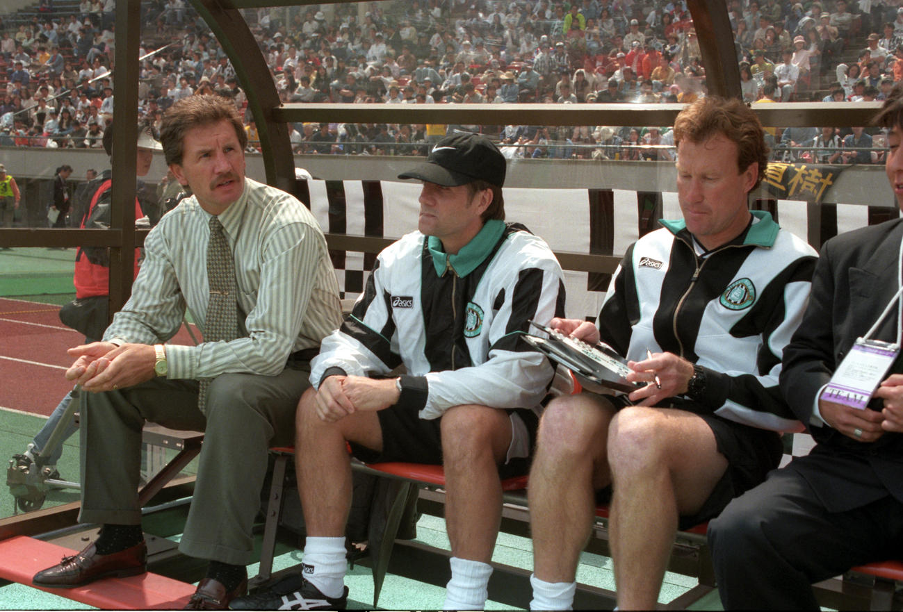 1996年5月5日、JFL・第3節　神戸対福島FC　ベンチに座る神戸スチュアート・バクスター監督（左端）