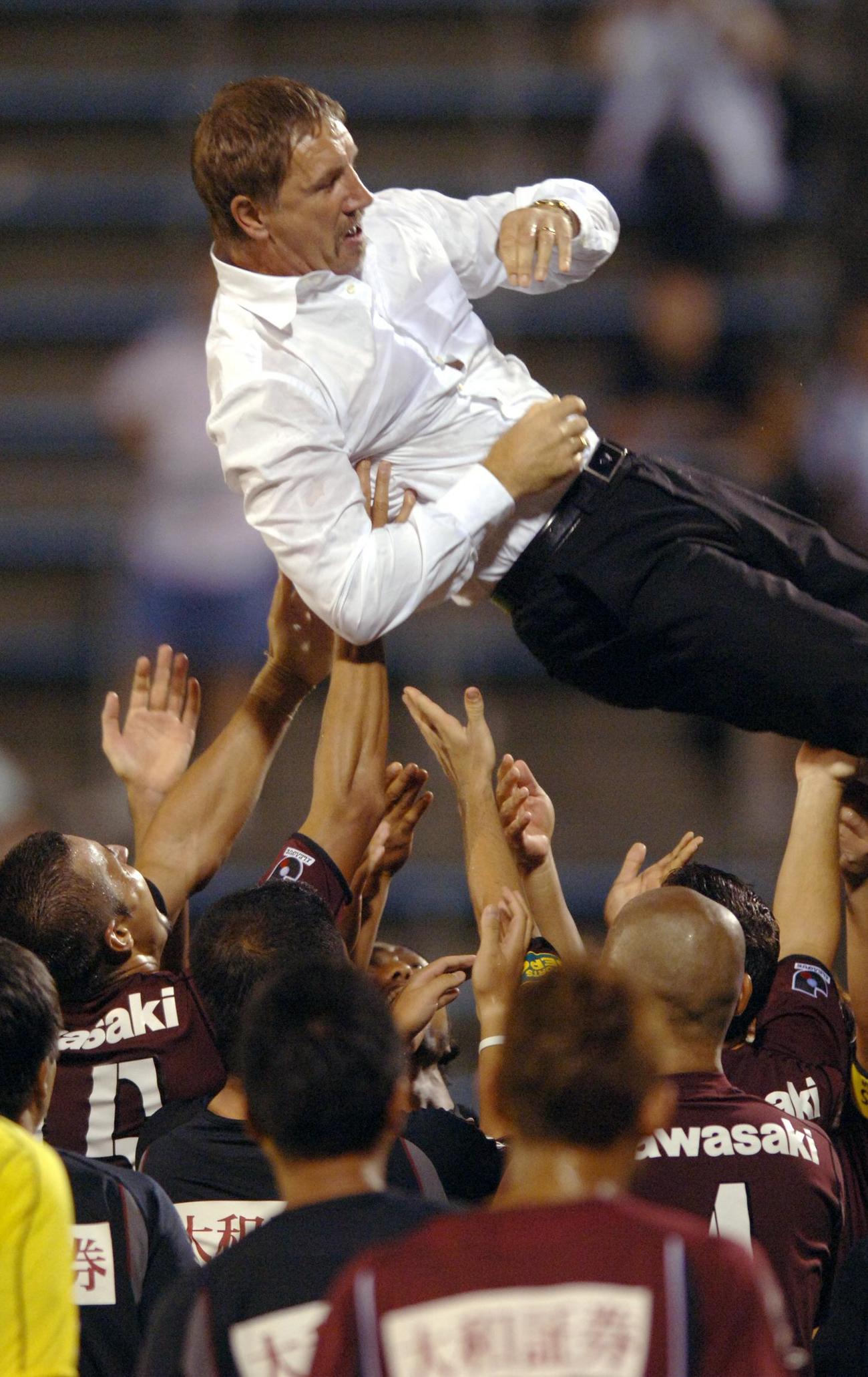 2006年9月2日、J2横浜FC対神戸　最後の指揮となった横浜FC戦で勝利を飾り、胴上げされる神戸のスチュアート・バクスター監督