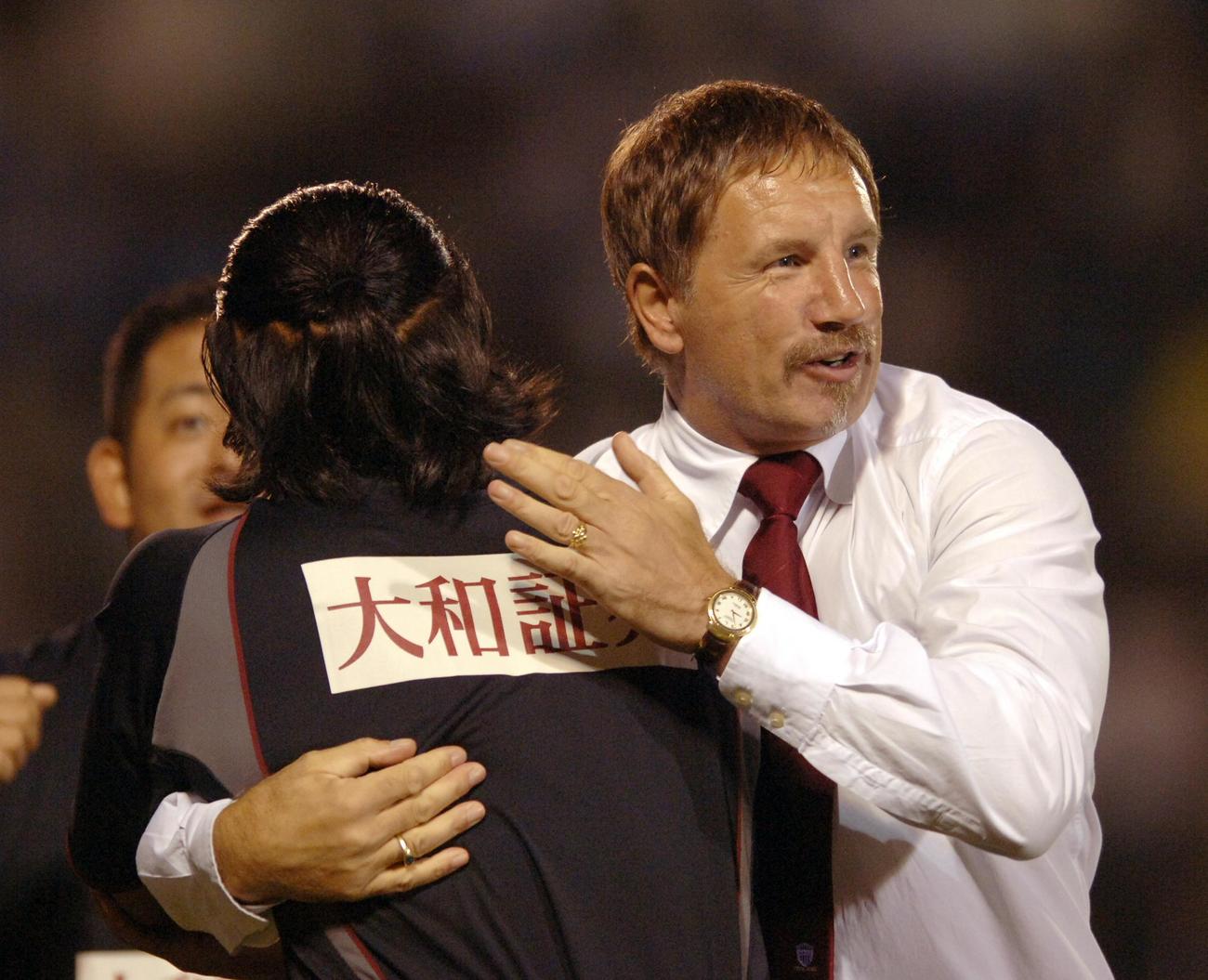 2006年9月2日、J2横浜FC対神戸　最後の指揮となった横浜FC戦で勝利を飾り、関係者を抱きしめるスチュアート・バクスター監督