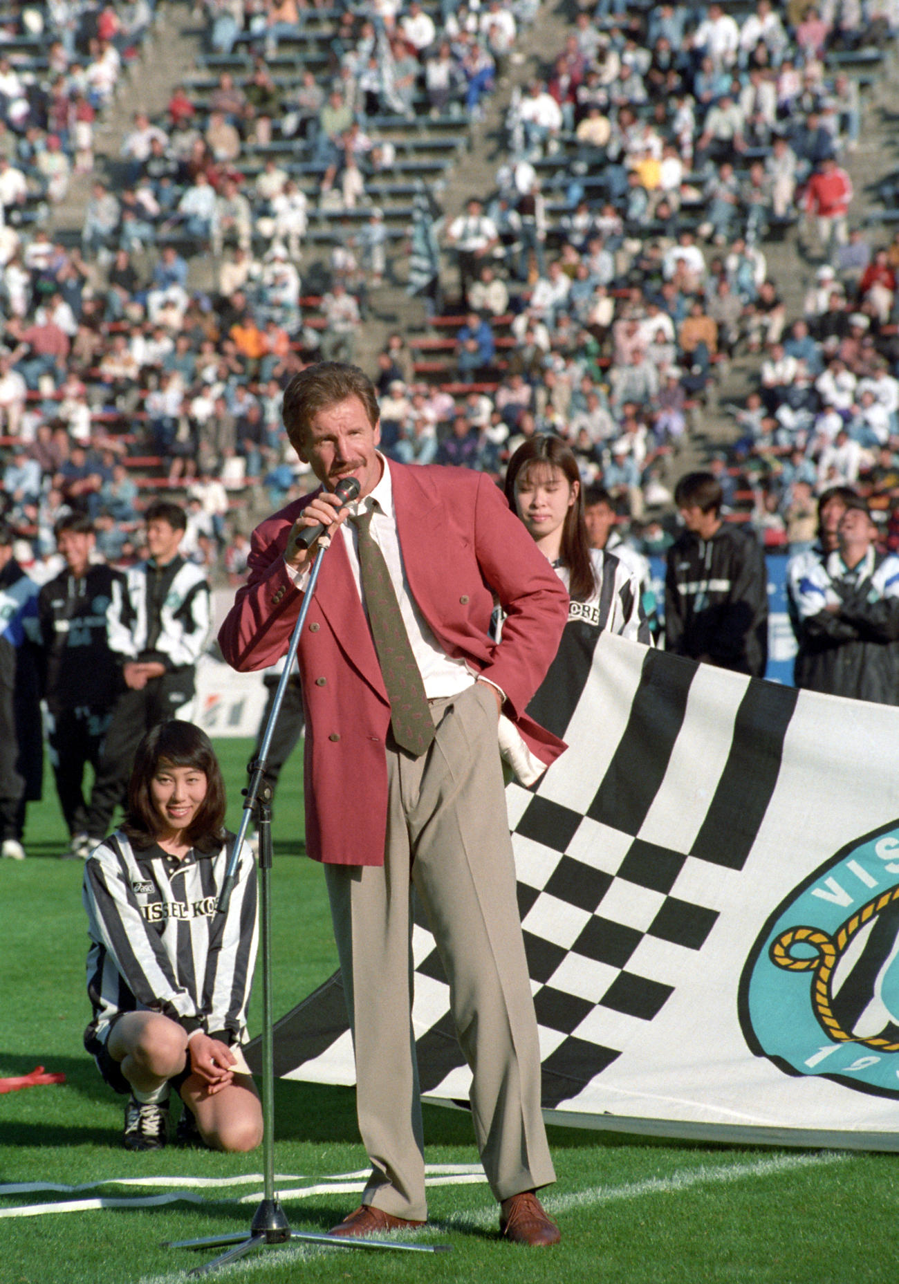 1996年10月27日、JFL・第30節　神戸対NTT関東　試合後のセレモニーで話す神戸のスチュアート・バクスター監督