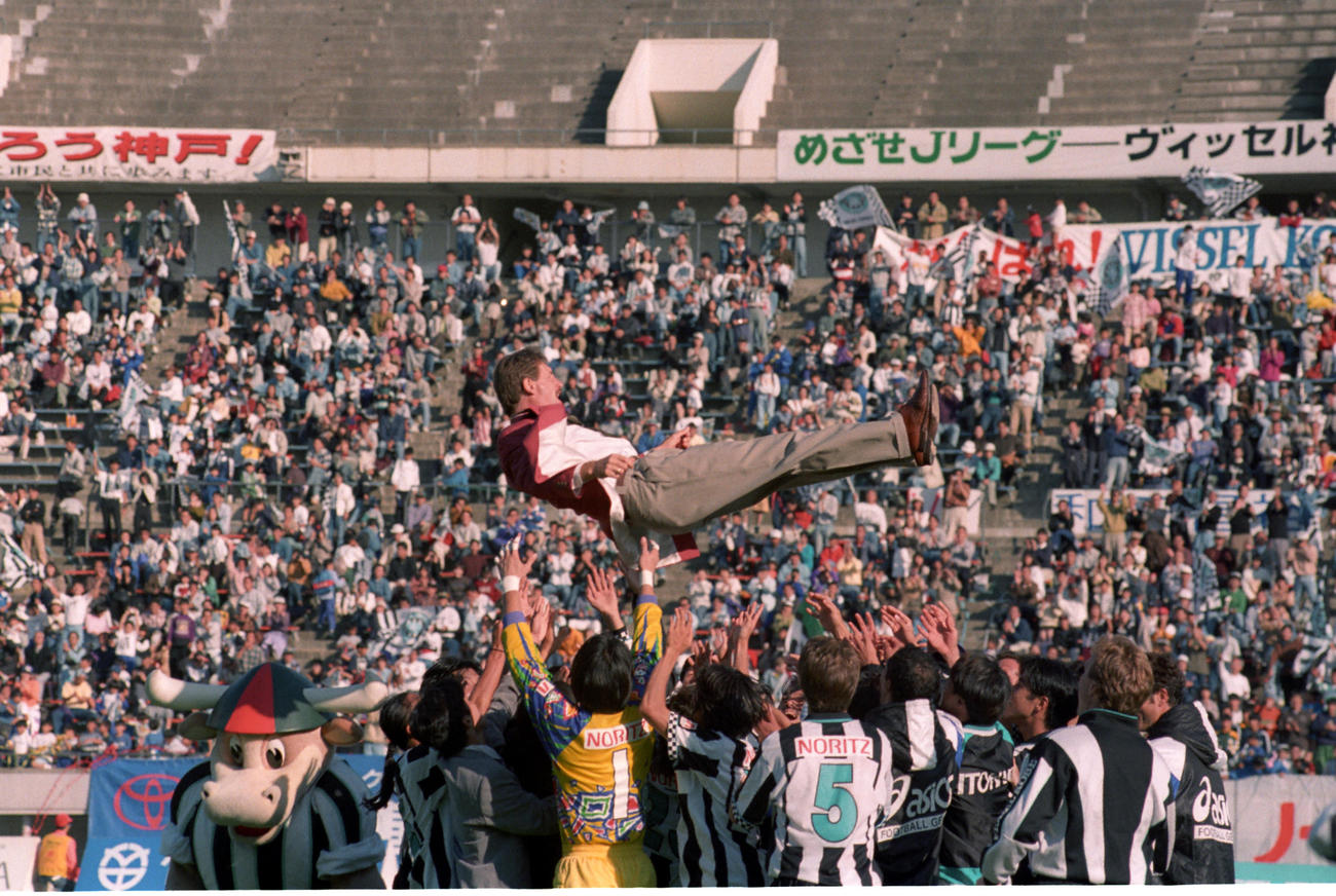 1996年10月27日、JFL・第30節　神戸対NTT関東　Jリーグ昇格を決めてイレブンから胴上げされる神戸スチュアート・バクスター監督