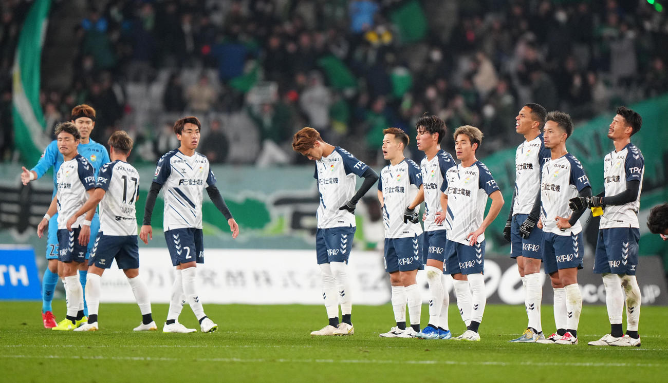 東京V対千葉　東京Vに敗れ、厳しい表情で整列する千葉の選手たち（撮影・江口和貴）