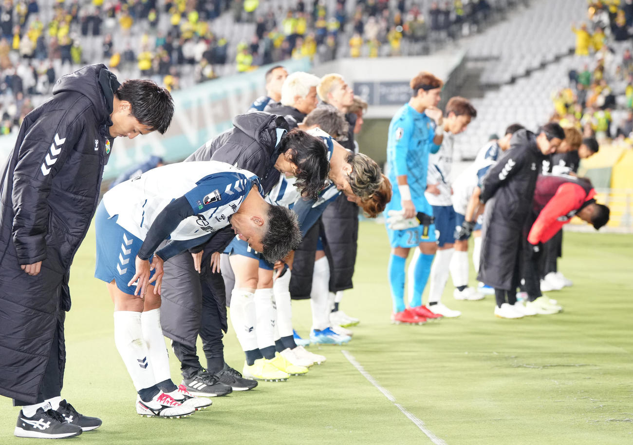 東京V対千葉　試合後、サポーターにあいさつする千葉の選手たち（撮影・江口和貴）