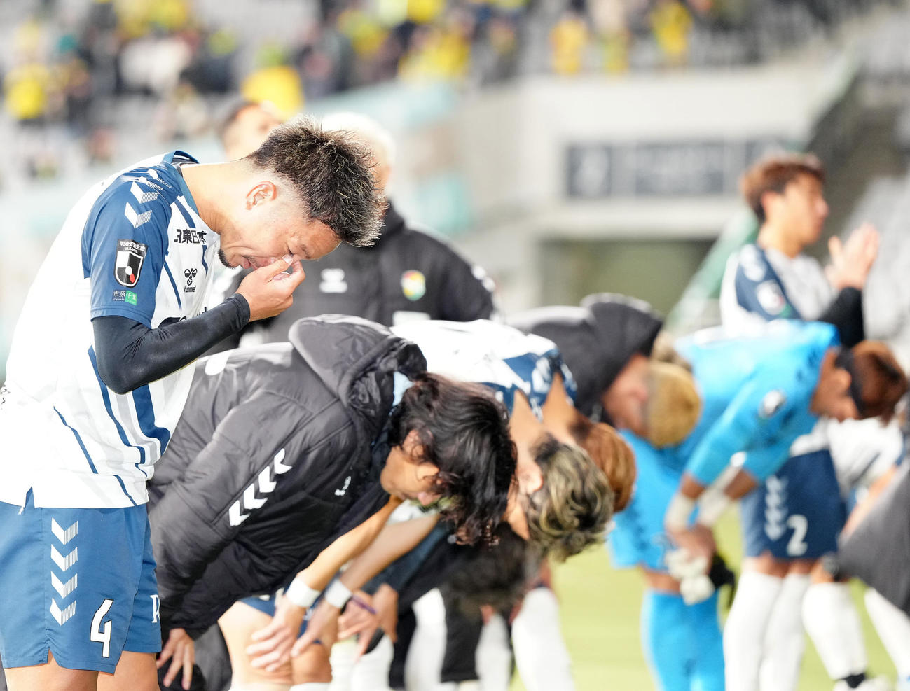 東京V対千葉　試合後、サポーターにあいさつする田口（左端）ら千葉の選手たち（撮影・江口和貴）