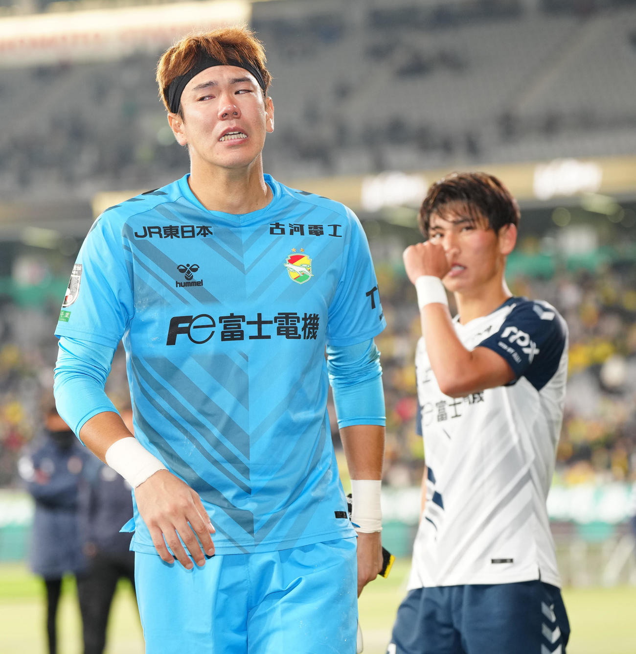 東京V対千葉　試合後、サポーターにあいさつし、涙をぬぐいながら引き揚げる千葉GK鈴木椋（左）（撮影・江口和貴）