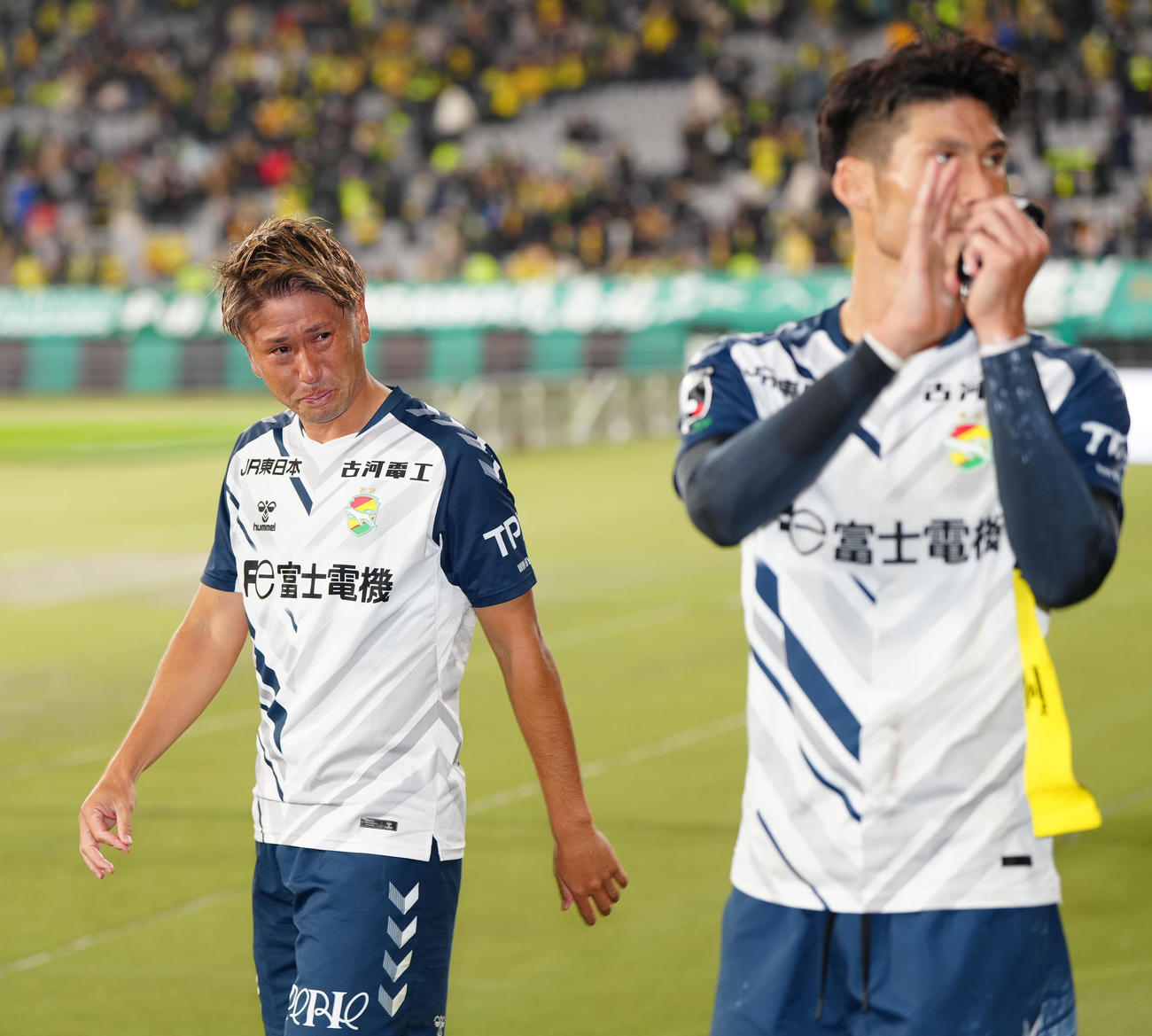 東京V対千葉　試合後、サポーターにあいさつし、涙をぬぐいながら引き揚げる千葉福満（左）（撮影・江口和貴）