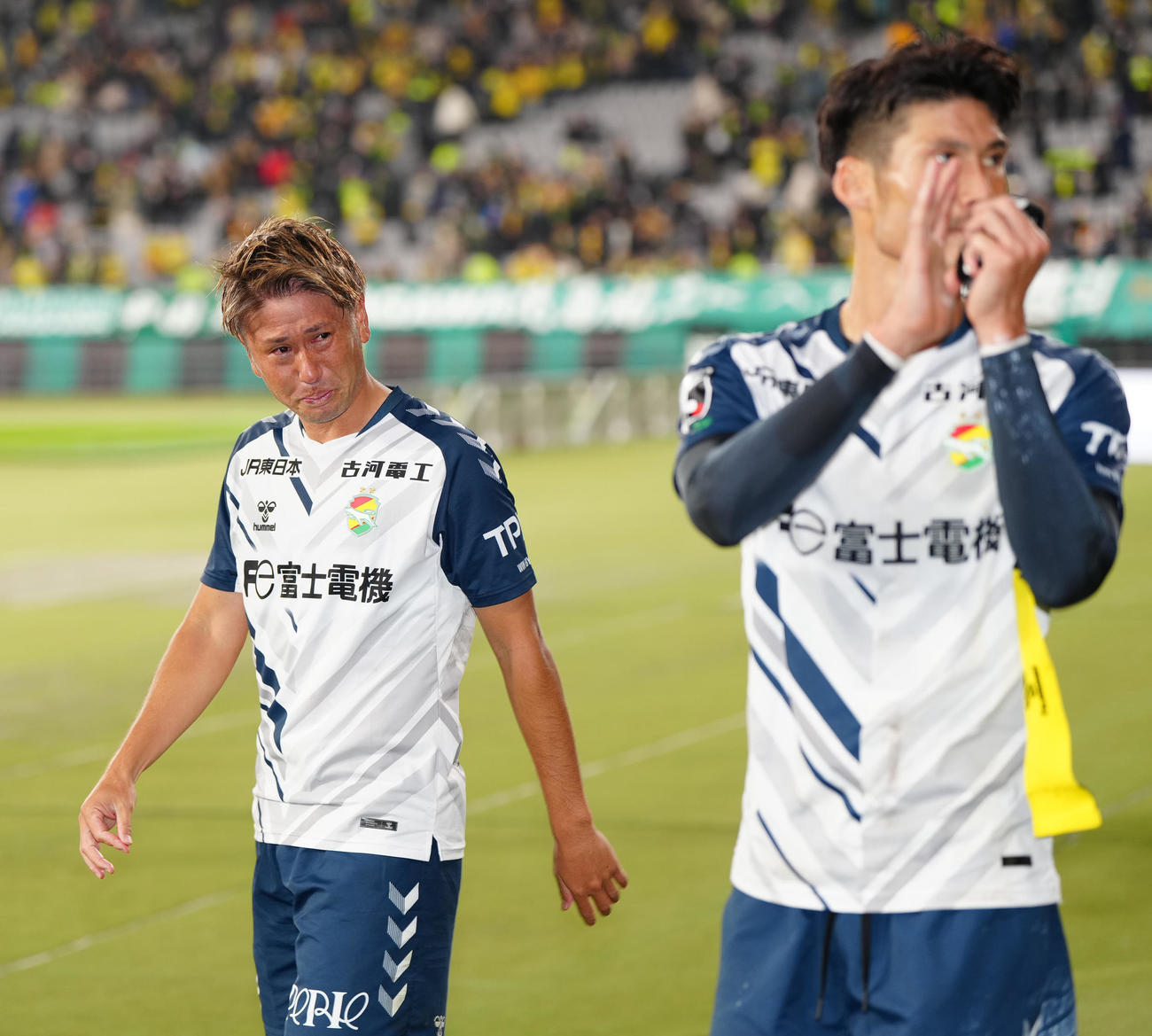 東京V対千葉　試合後、サポーターにあいさつし、涙をぬぐいながら引き揚げる千葉福満（左）（撮影・江口和貴）