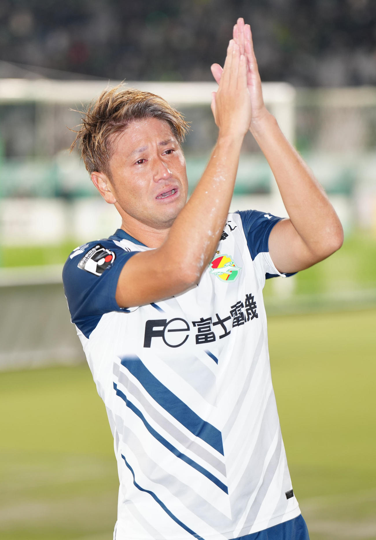 東京V対千葉　試合後、涙を流しながら、サポーターにあいさつする千葉福満（撮影・江口和貴）