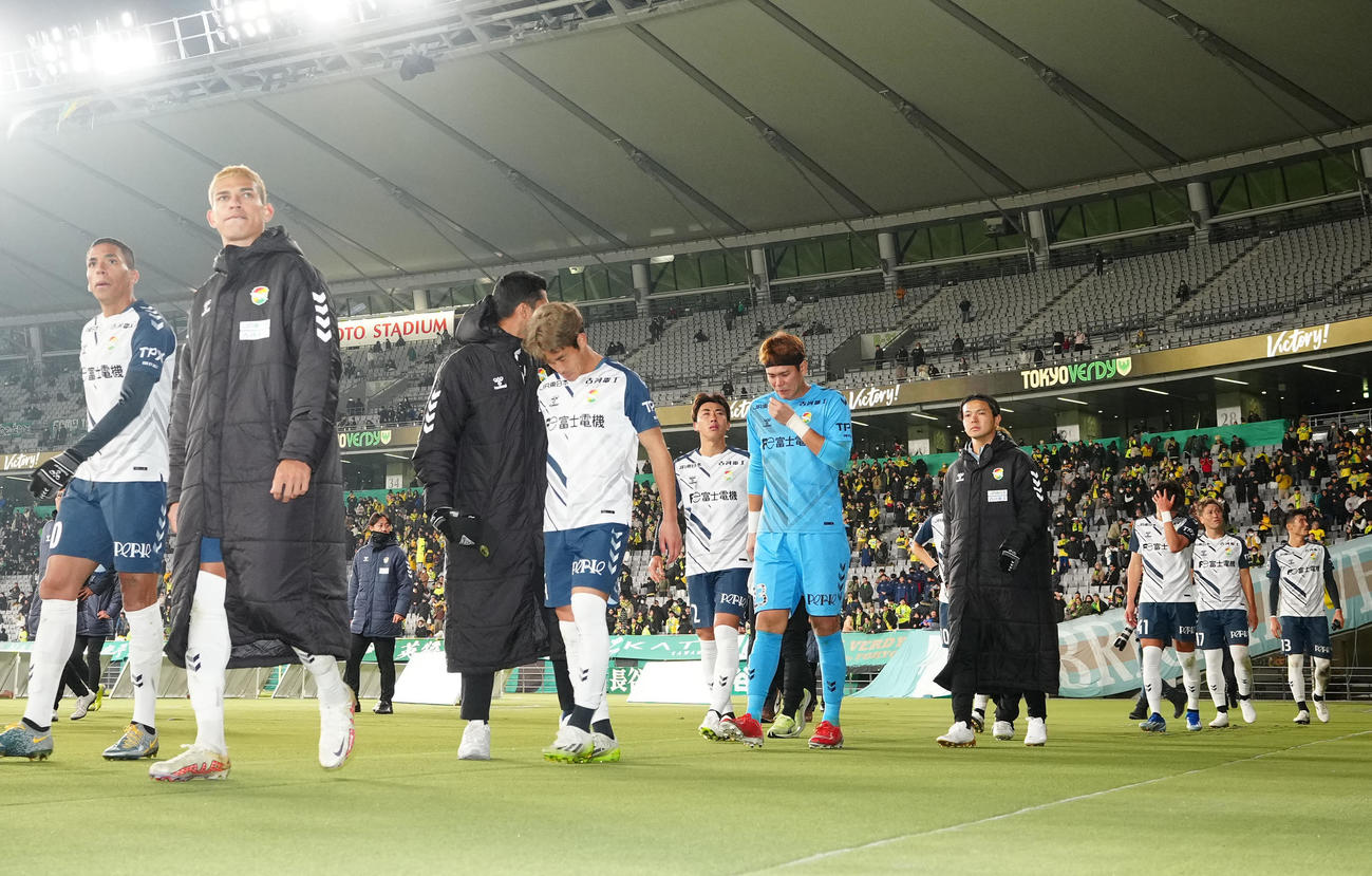 東京V対千葉　試合後、サポーターにあいさつし、引き揚げる千葉の選手たち（撮影・江口和貴）