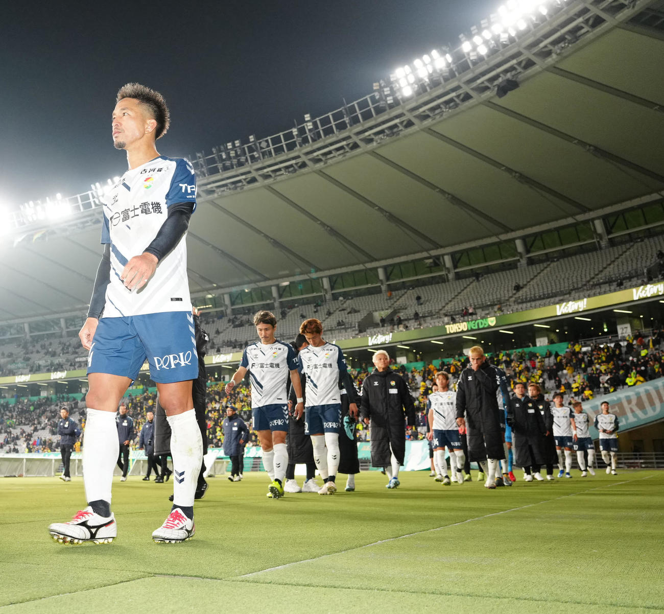 東京V対千葉　試合後、サポーターにあいさつし引き揚げる田口（左端）ら千葉の選手たち（撮影・江口和貴）