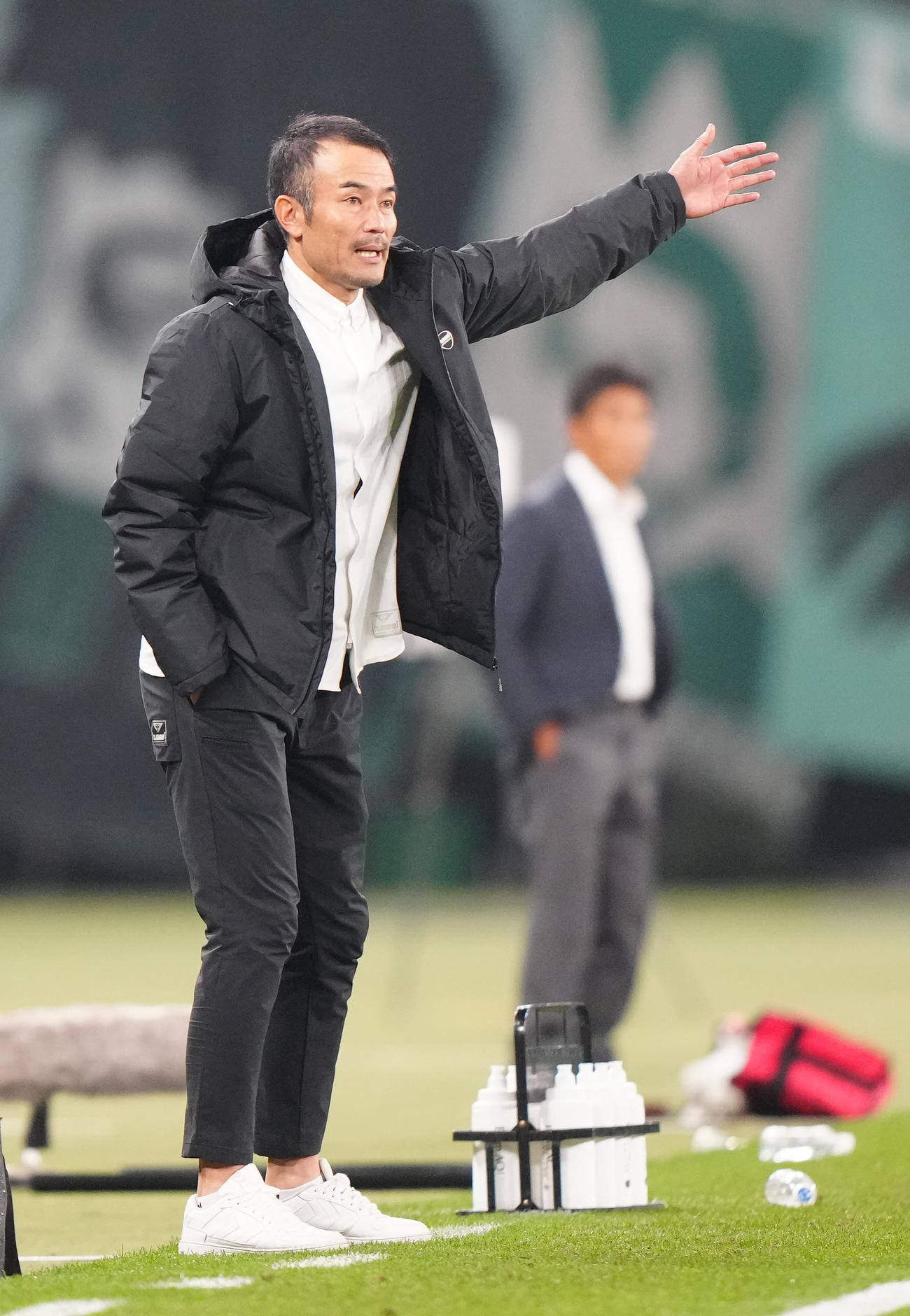 東京V対千葉　試合終了間際、指示を出す千葉小林監督（撮影・江口和貴）
