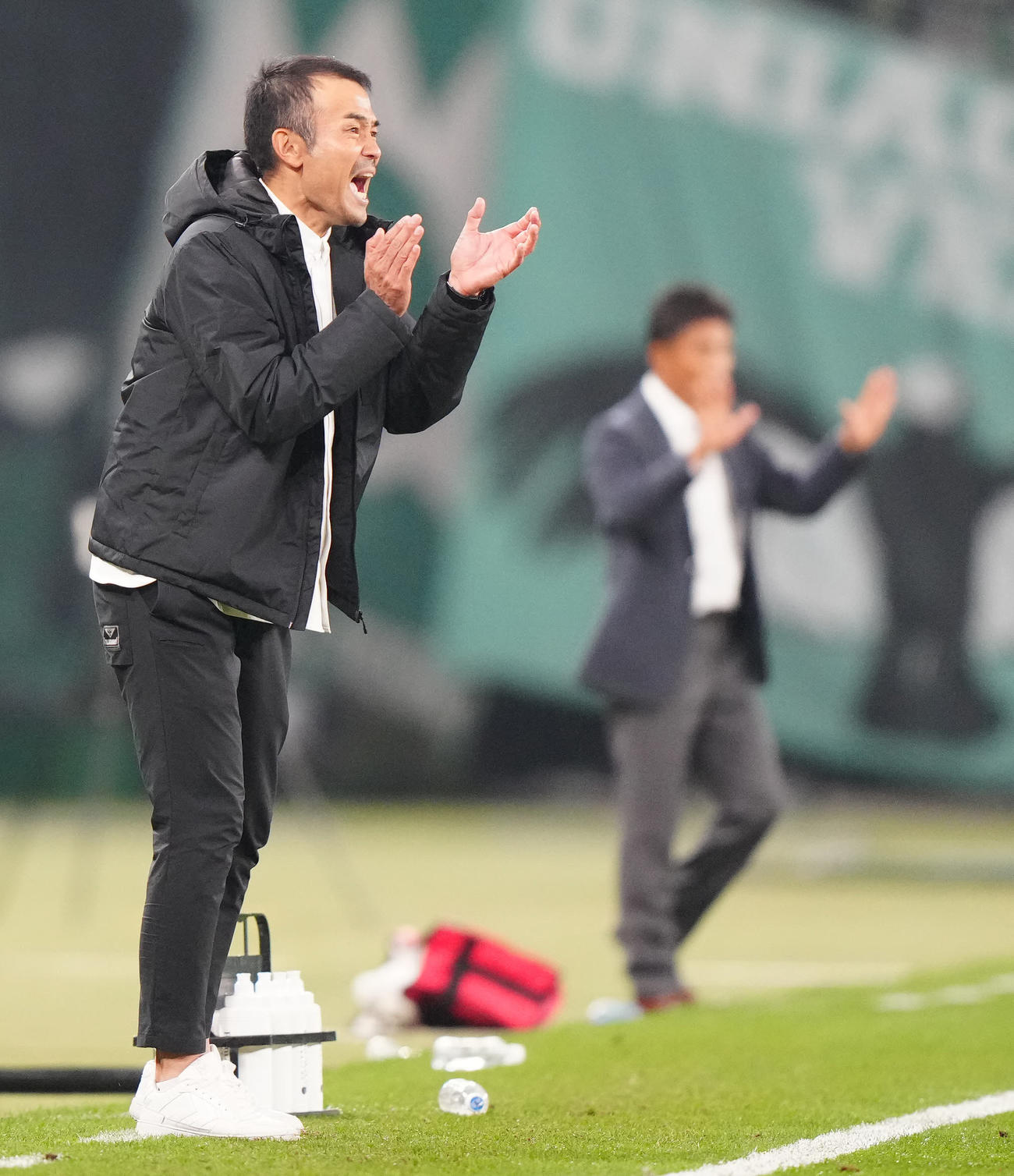 東京V対千葉　試合終了間際、選手たちを鼓舞する千葉小林監督（撮影・江口和貴）