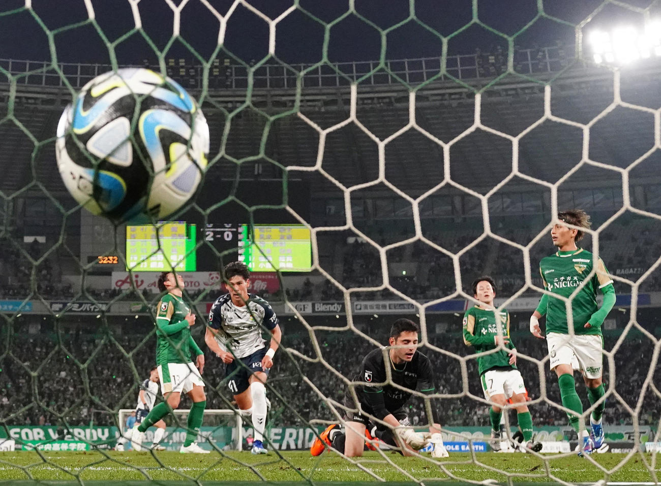 東京V対千葉　後半、ゴールを決めた千葉小森（左から2人目）（撮影・江口和貴）