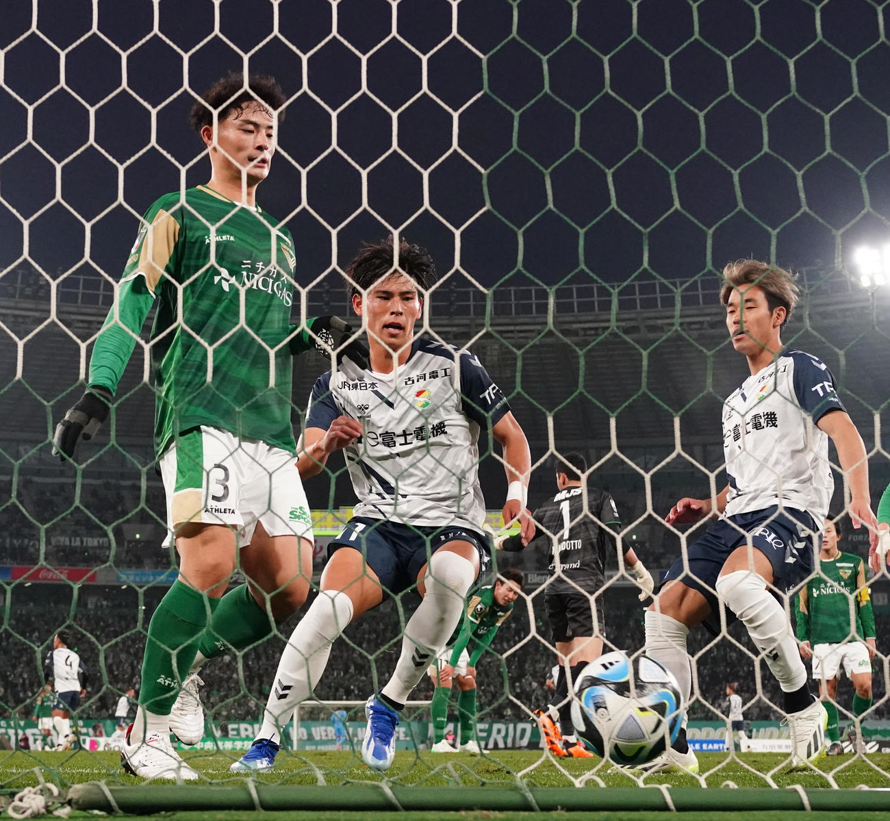東京V対千葉　後半、ゴールを決めた千葉小森（中央）（撮影・江口和貴）