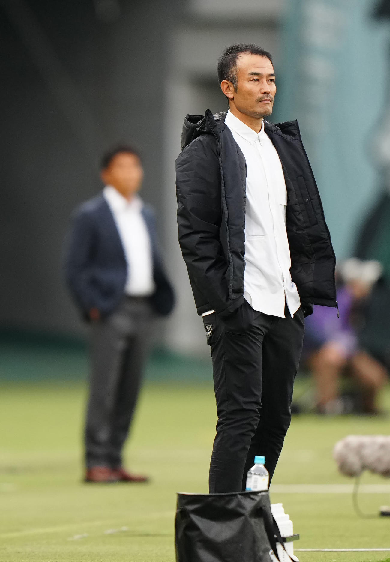 東京V対千葉　前半、戦況を見つめる千葉小林監督（撮影・江口和貴）