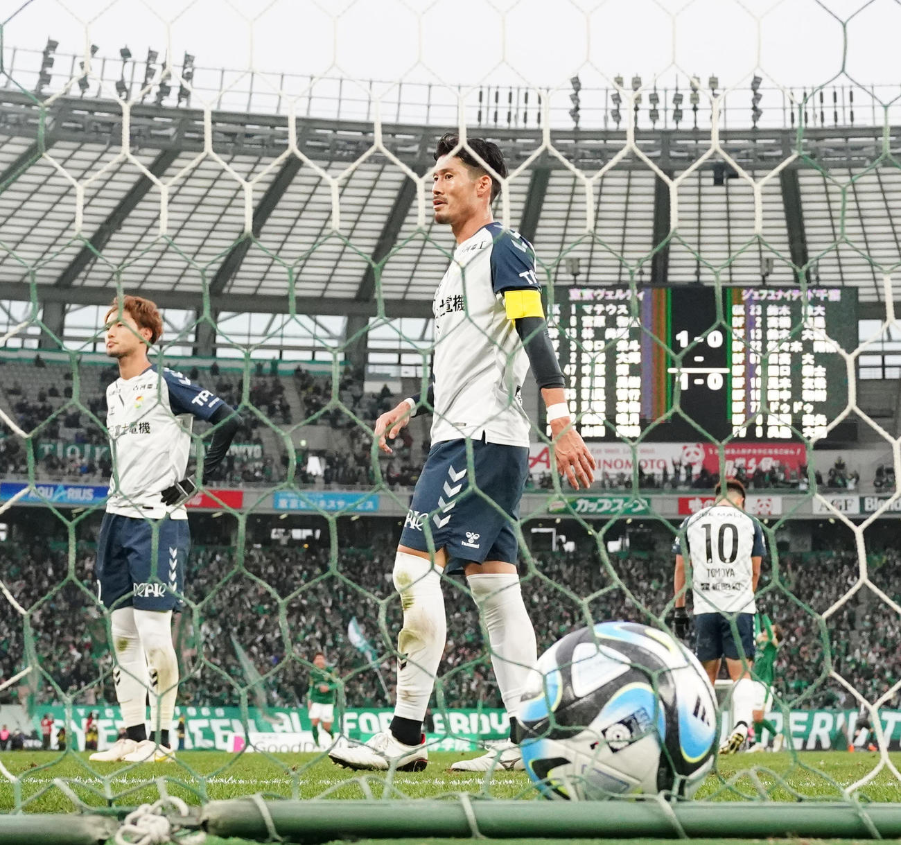 東京V対千葉　前半、東京V森田にゴールを決められ、厳しい表情の千葉鈴木大（中央）ら（撮影・江口和貴）