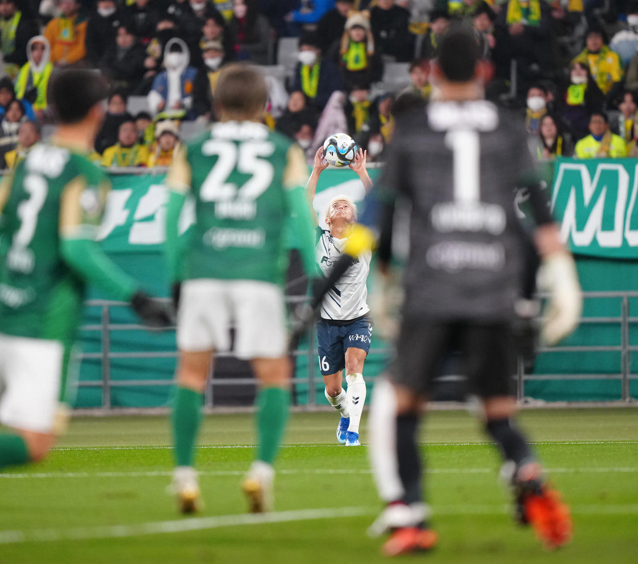 東京V対千葉　後半、ロングスローする千葉田中（撮影・江口和貴）