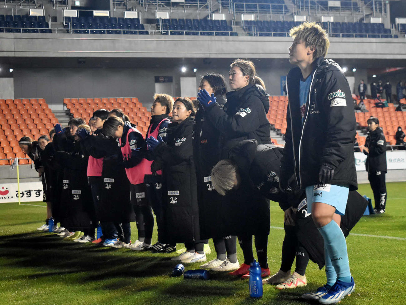 試合後、サポーターにあいさつする新潟レディースの選手たち（アルビレックス新潟レディース提供）