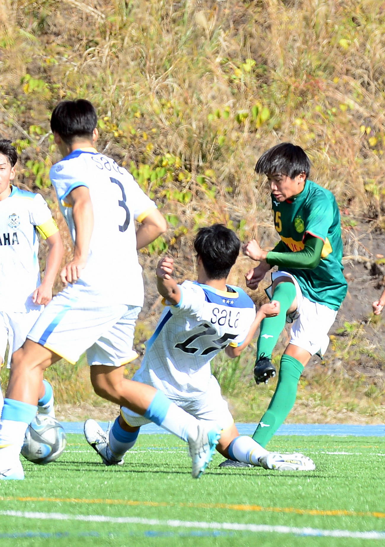 後半ロスタイム、同点ゴールを決める静岡学園MF天野（右端）