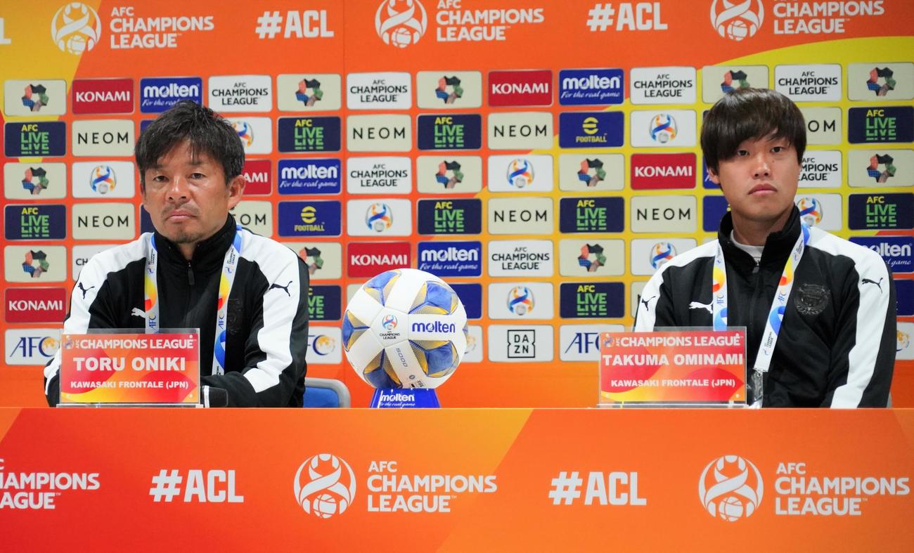 ACL第5戦JDT戦の前日会見に出席した川崎フロンターレ鬼木達監督（左）と大南拓磨（撮影・佐藤成）