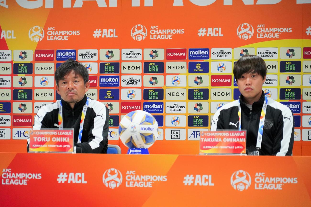 ACL第5戦JDT戦の前日会見に出席した川崎フロンターレ鬼木達監督（左）と大南拓磨（撮影・佐藤成）