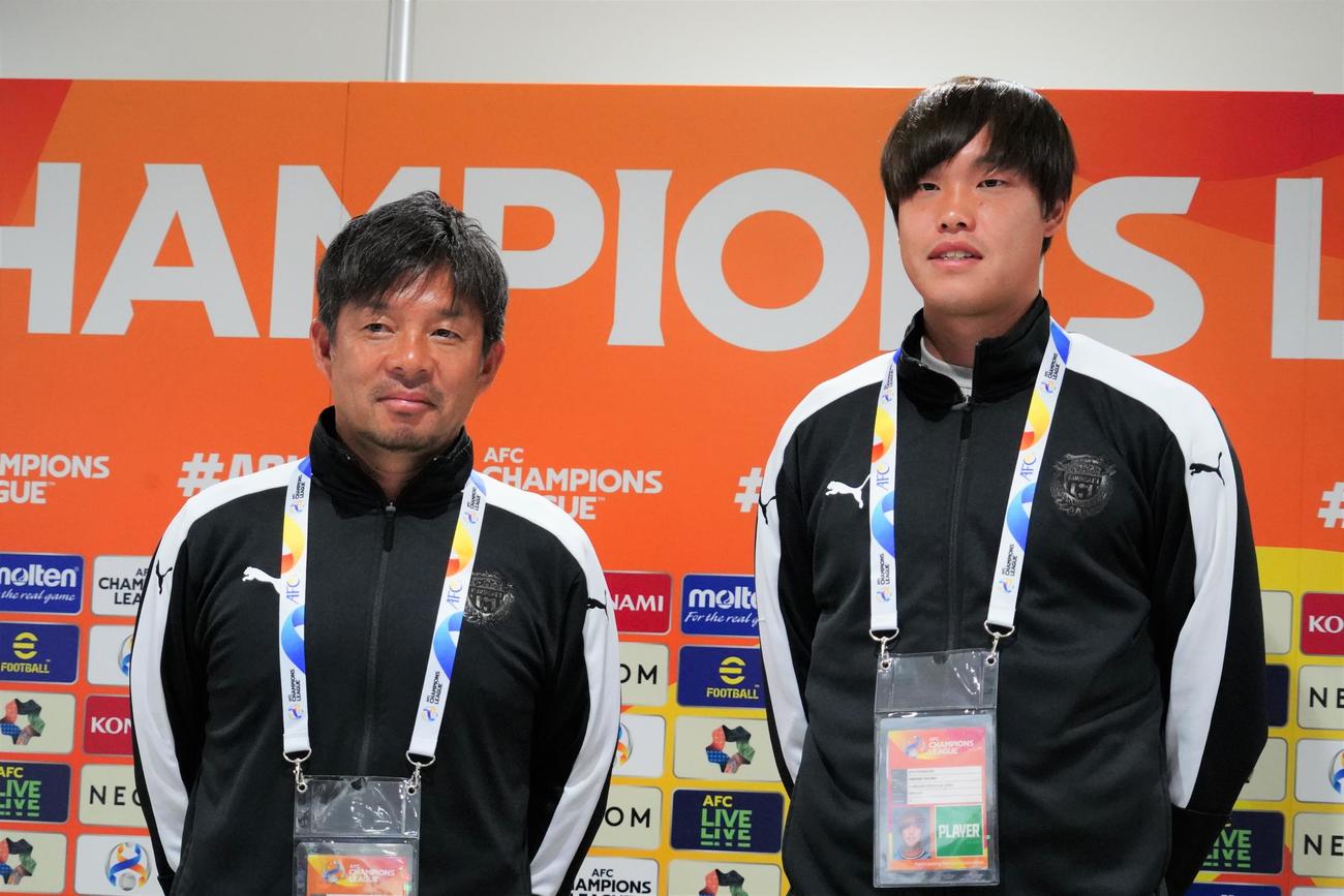 ACL第5戦JDT戦の前日会見に出席した川崎フロンターレ鬼木達監督（左）と大南拓磨（撮影・佐藤成）