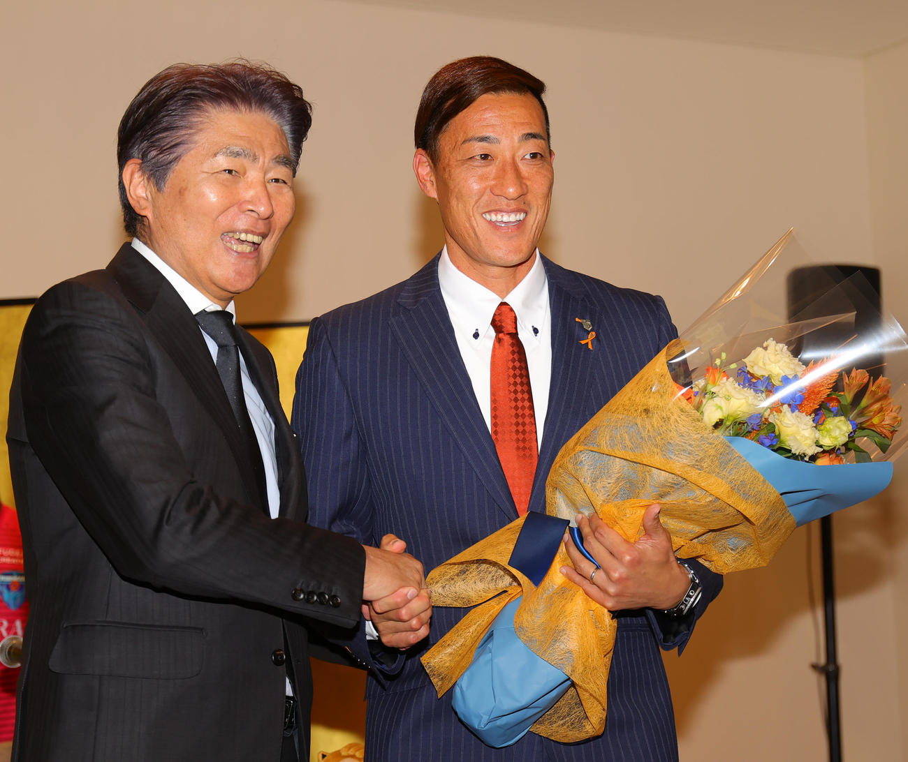 引退会見で97年ワールドユース時の監督の山本氏（左）から花束をもらう大宮GK南（撮影・野上伸悟）