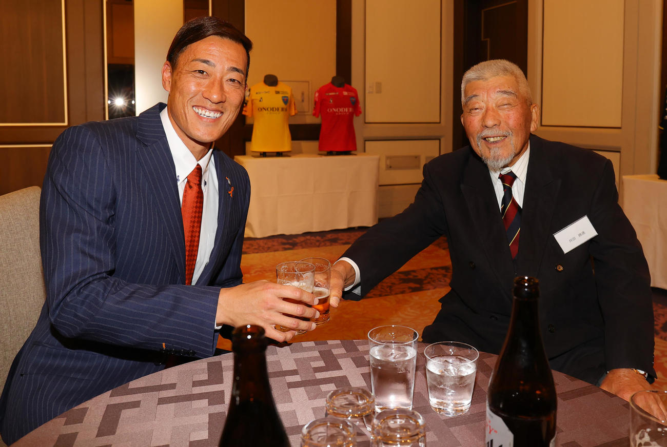 引退会見後の囲む会で、静岡学園元監督の井田氏（右）と乾杯する大宮GK南（撮影・野上伸悟）