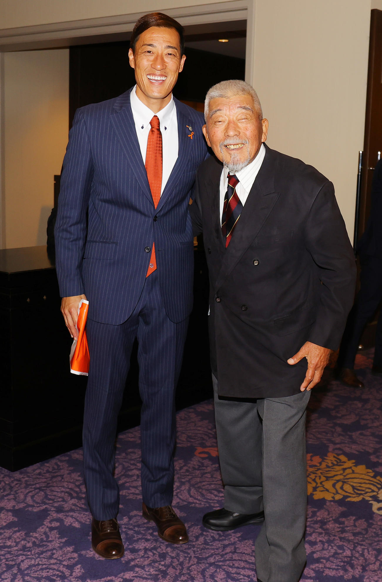 引退会見後の囲む会で、静岡学園元監督の井田氏（右）と笑顔を見せる大宮GK南（撮影・野上伸悟）