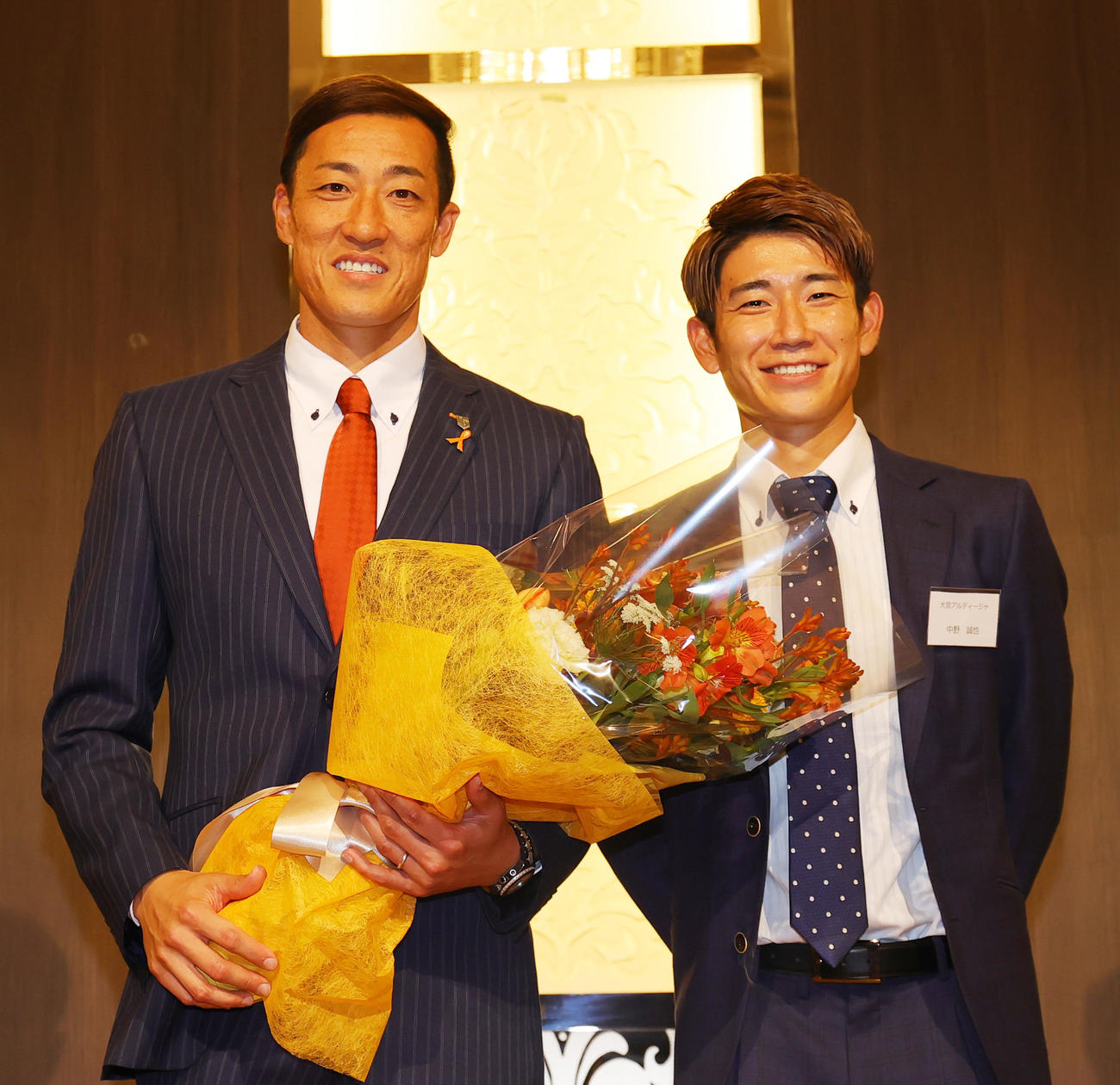 引退会見後の囲む会で、大宮中野（右）から花束をもらう大宮GK南（撮影・野上伸悟）