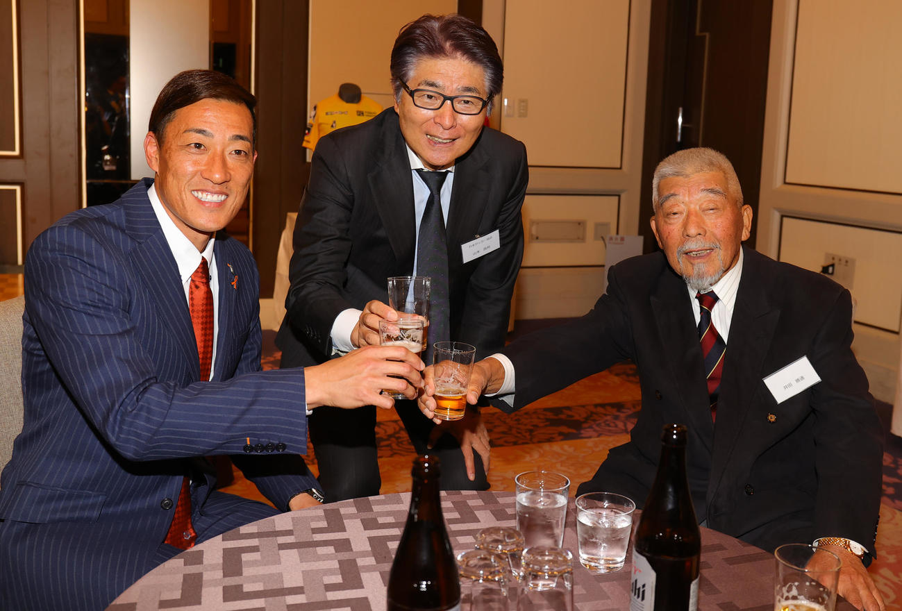 引退会見後の囲む会で、静岡学園元監督の井田氏（右）、山本氏（中央）と乾杯する大宮GK南（撮影・野上伸悟）