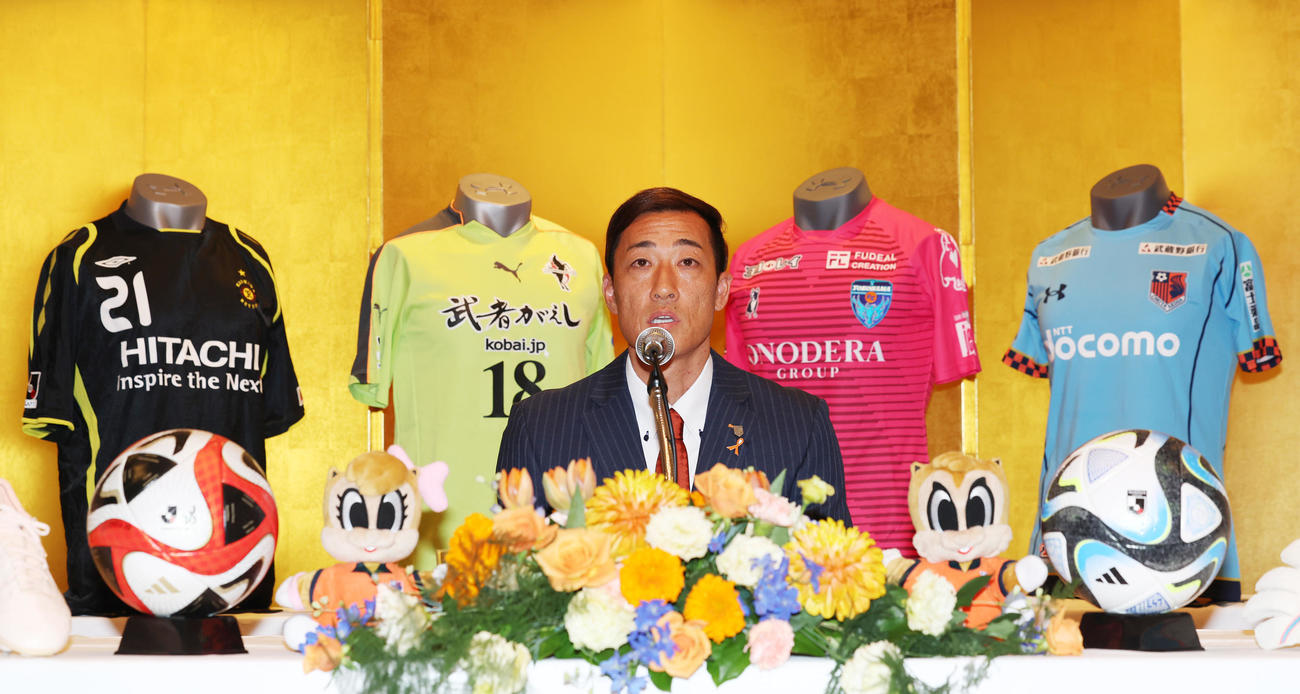 左から柏、熊本、横浜FC、大宮のユニホームを背に引退会見を行う大宮GK南（撮影・野上伸悟）