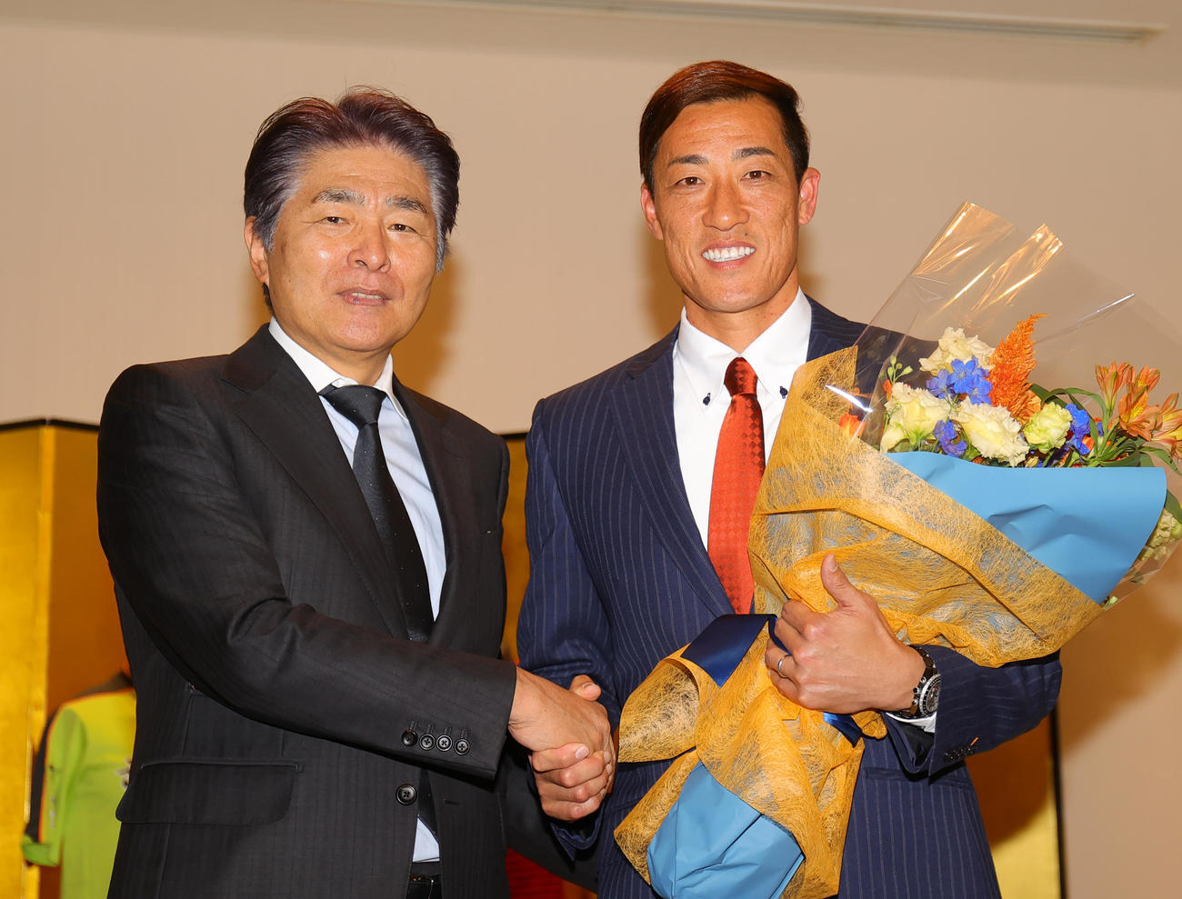 引退会見で97年ワールドユース時の監督の山本氏（左）から花束をもらう大宮GK南（撮影・野上伸悟）