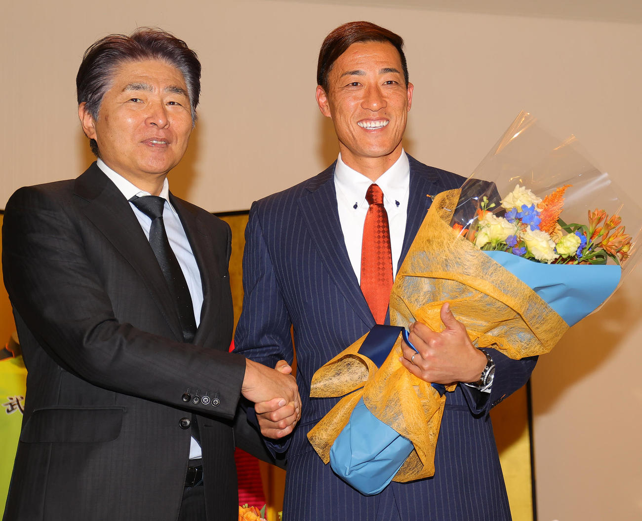 引退会見で97年ワールドユース時の監督の山本氏（左）から花束をもらう大宮GK南（撮影・野上伸悟）