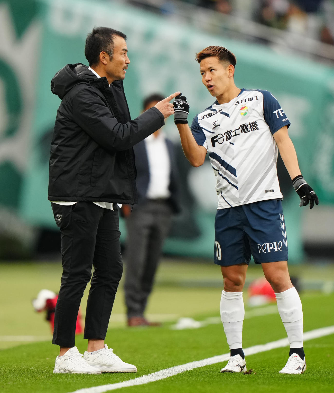 J1昇格プレーオフ準決勝　東京V対千葉　前半、千葉見木（右）に指示を出す小林監督