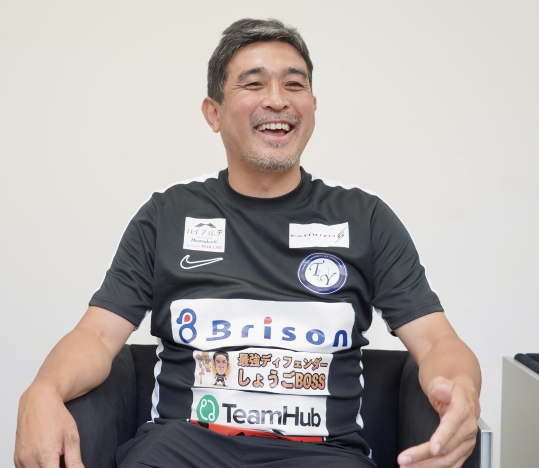 取材に応じる桐蔭横浜大学サッカー部安武亨監督（撮影・佐藤成）