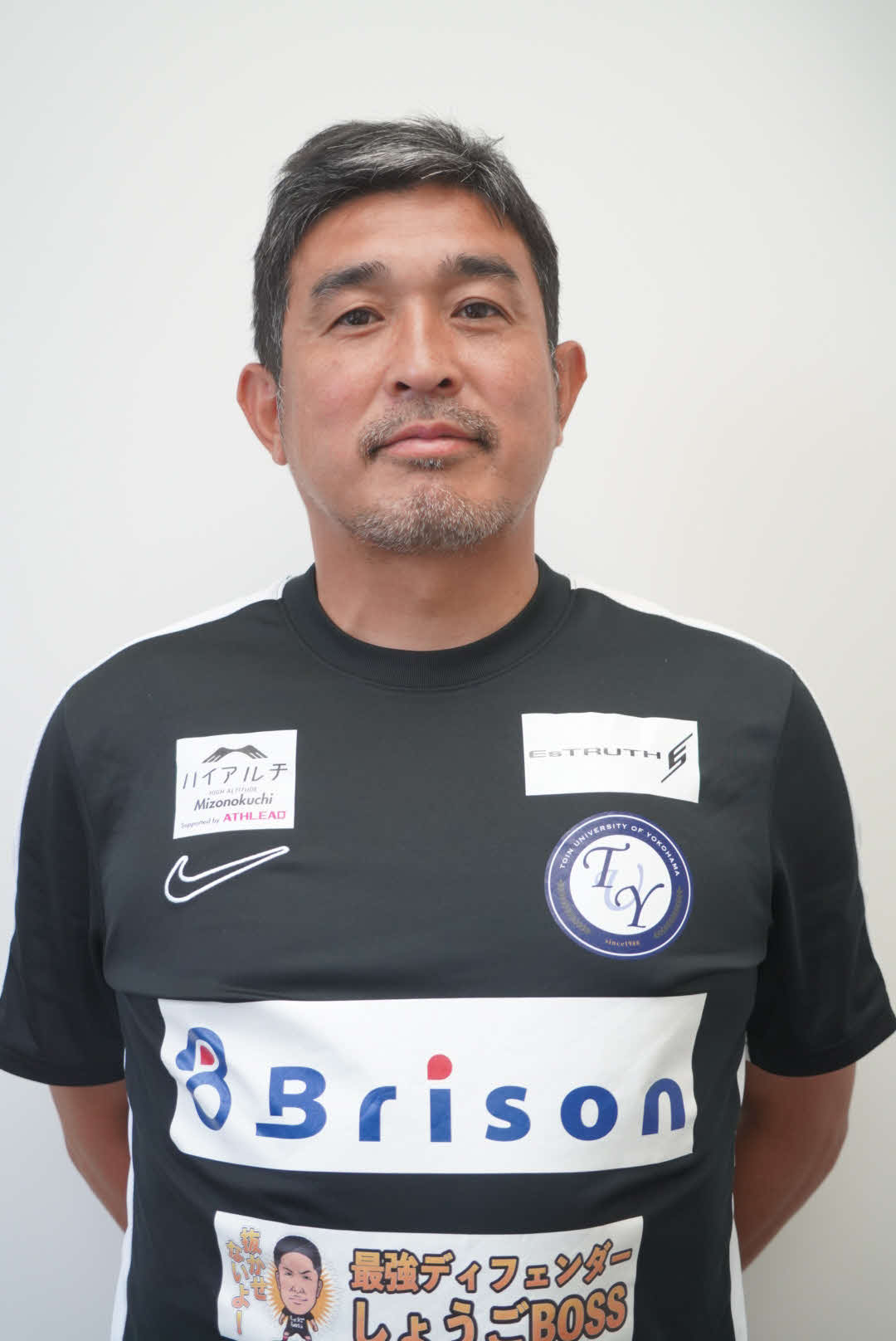 取材に応じる桐蔭横浜大学サッカー部安武亨監督（撮影・佐藤成）