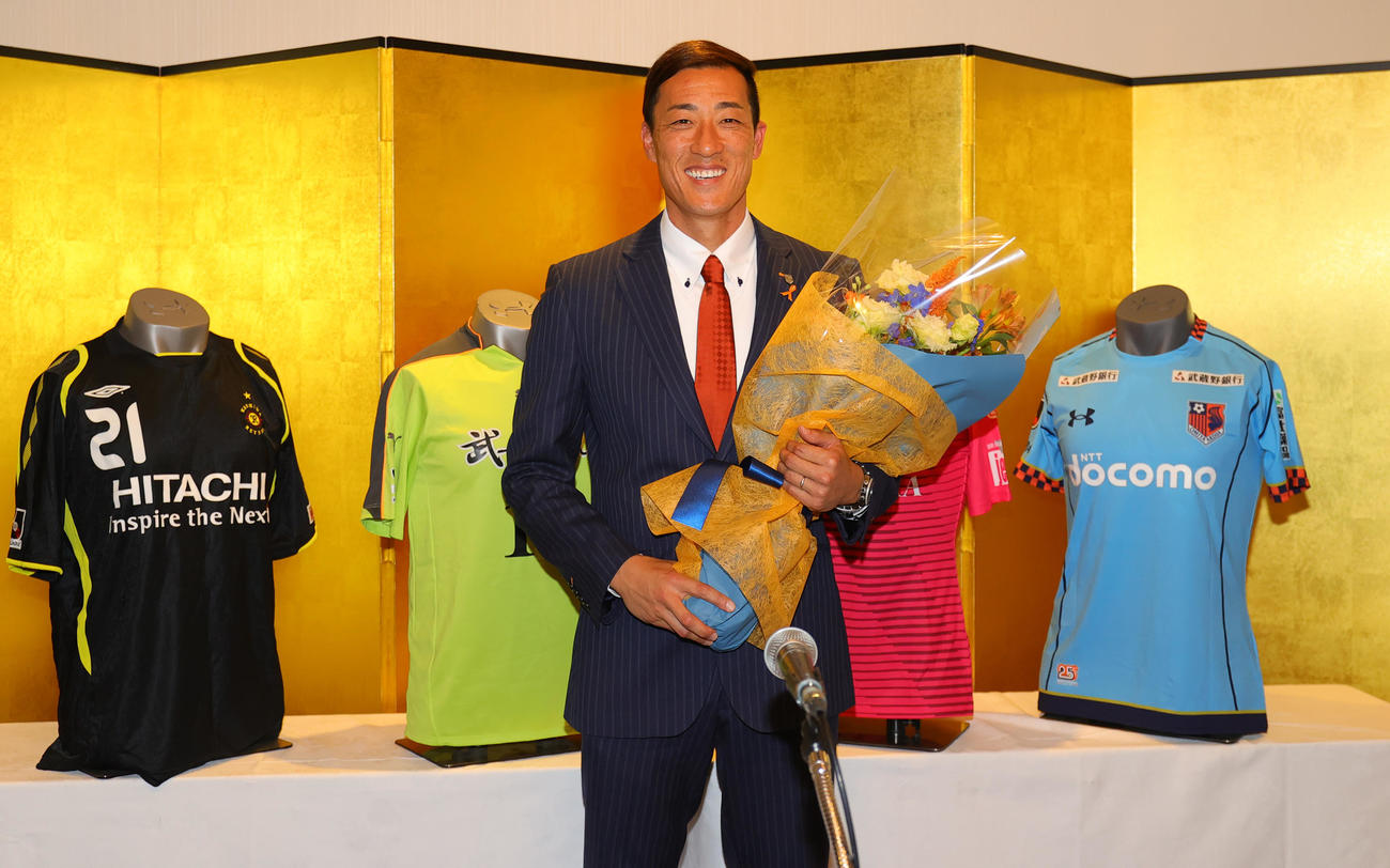 左から柏、熊本、横浜FC、大宮のユニホームを背に引退会見を行う大宮GK南（撮影・野上伸悟）