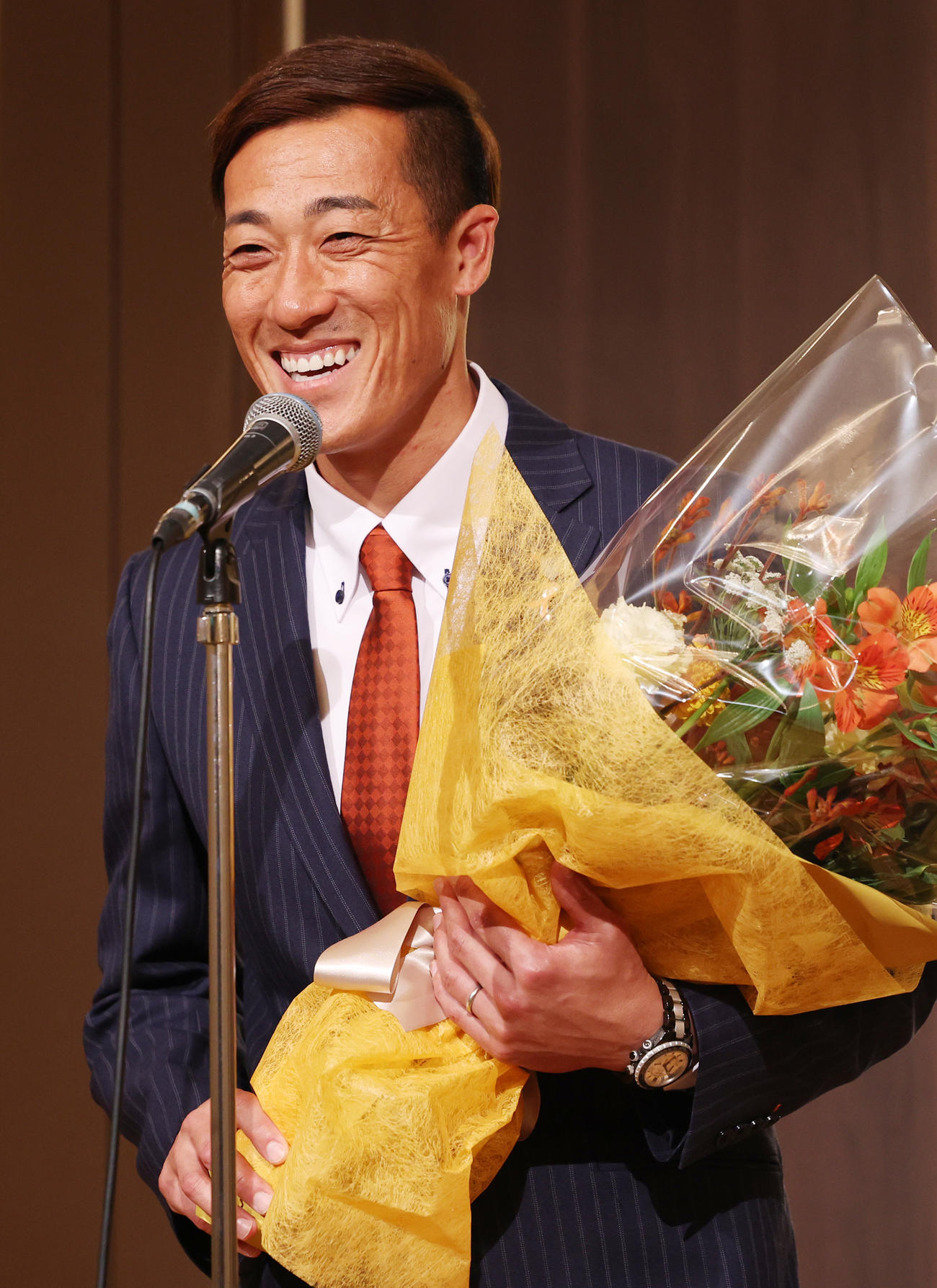 引退会見後の囲む会で、あいさつする大宮GK南（撮影・野上伸悟）