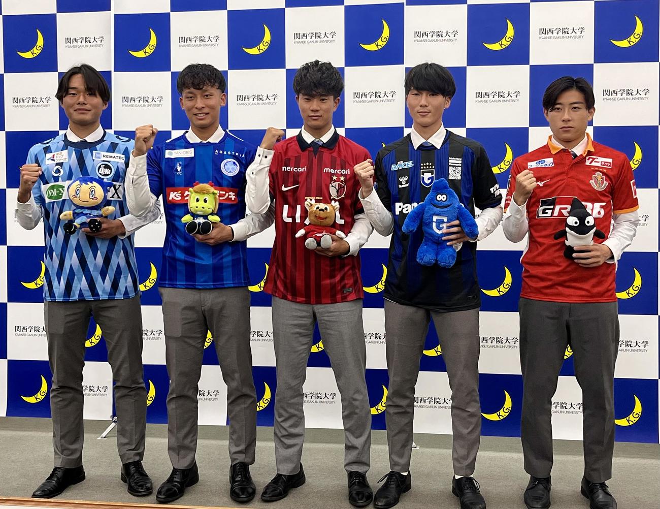 関学大から来季Jクラブへ加入する（左から）FW望月想空、MF長尾優斗、DF濃野公人、MF美藤倫、MF倍井謙（撮影・永田淳）