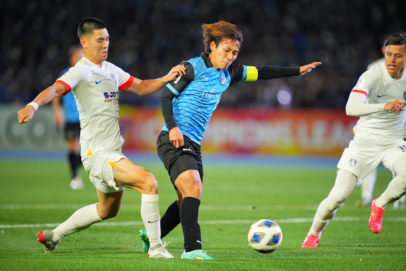 川崎F対ジョホール　前半、ゴール前で競り合う川崎F橘田（中央）（撮影・垰建太）