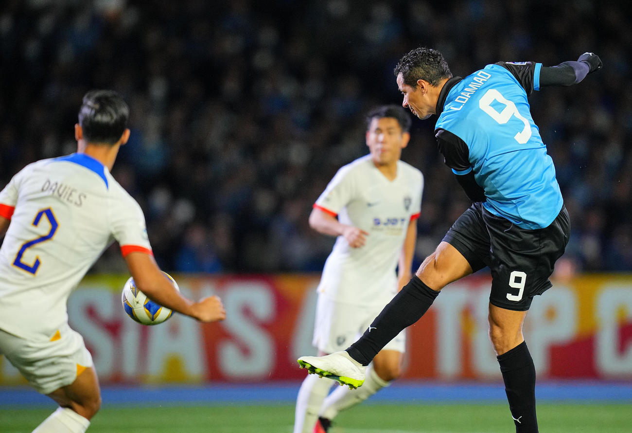 川崎F対ジョホール　後半、、ボレーでゴールを決める川崎Fレアンドロ・ダミアン（撮影・垰建太）